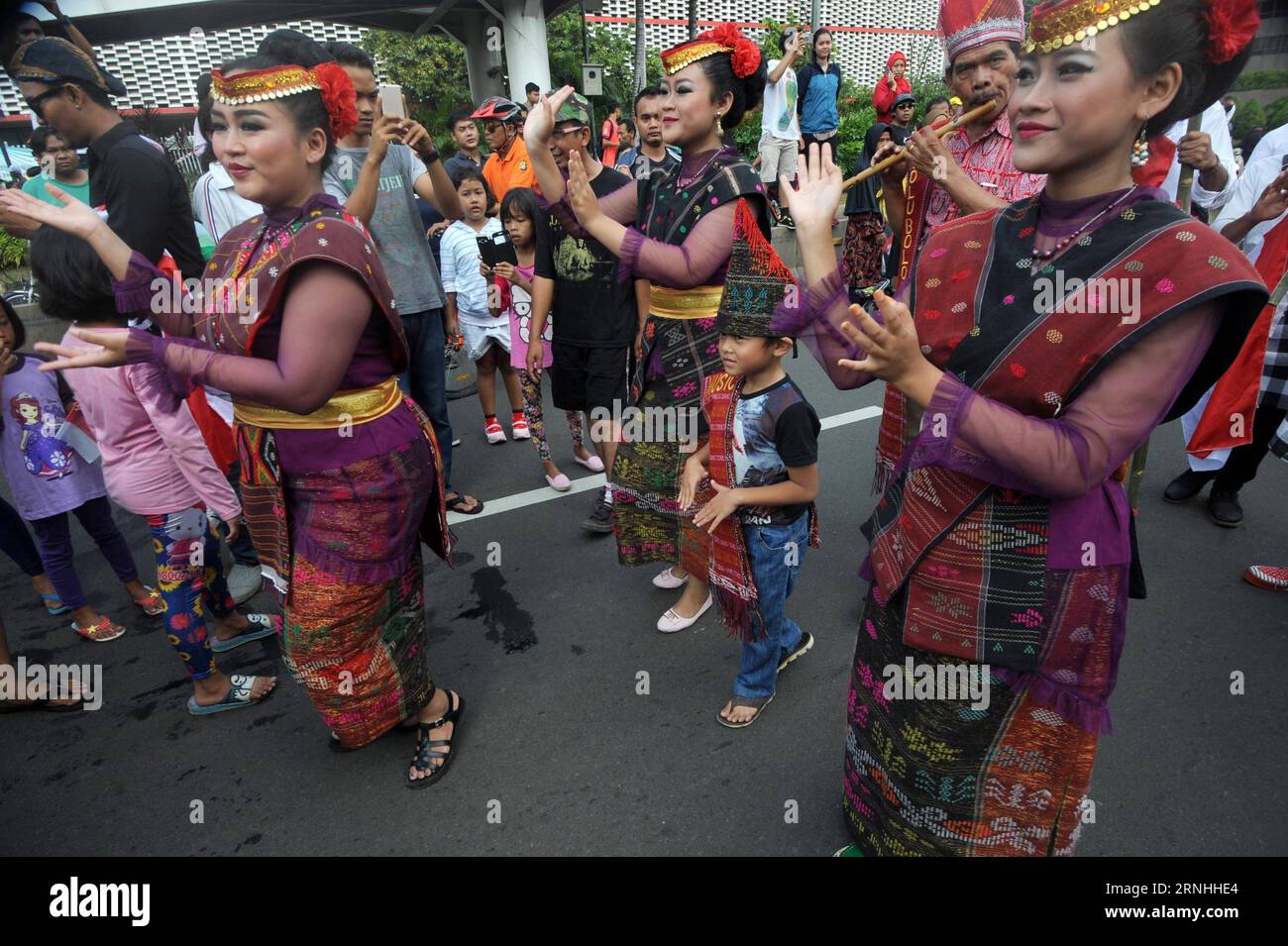 (161120) -- JAKARTA, 20 novembre 2016 -- des personnes portant des costumes traditionnels de Sumatra du Nord participent à un rassemblement pacifique pour promouvoir la tolérance et l'unité à Jakarta, Indonésie, le 20 novembre 2016. Les gens ont participé à un rassemblement contre ce qu'ils considèrent comme une intolérance raciale et religieuse croissante en Indonésie, après que la police a ouvert une enquête sur le blasphème contre le gouverneur de Jakarta Basuki Tjahaja Purnama. )(ZCC) INDONÉSIE-JAKARTA-RASSEMBLEMENT-APPEL À LA TOLÉRANCE AGUNGXKUNCAHYAXB. PUBLICATIONxNOTxINxCHN Jakarta nov 20 2016 célébrités portant des costumes traditionnels de Sumatra du Nord participent à un rassemblement pacifique pour promo Banque D'Images