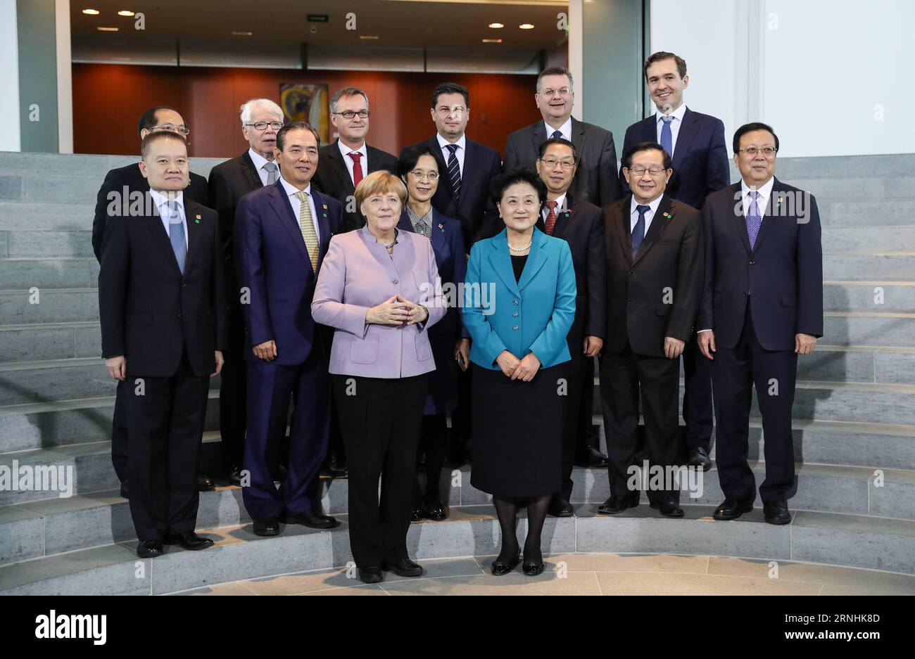 (161126) -- BERLIN, 25 novembre 2016 -- le vice-premier ministre chinois Liu Yandong (R F) et la chancelière allemande Angela Merkel (G F) posent pour une photo avec les représentants pour la signature de l'accord de coopération Chine-Allemagne sur le football à Berlin le 25 novembre 2016. La Chine et l'Allemagne ont convenu vendredi de mettre en place un mécanisme d'échange culturel de haut niveau. ) (Zxj) MÉCANISME D'ÉCHANGE CULTUREL ALLEMAGNE-CHINE ShanxYuqi PUBLICATIONxNOTxINxCHN Berlin novembre 25 2016 le vice-premier ministre chinois Liu Yandong r F et la chancelière allemande Angela Merkel l F posent pour une photo avec les représentants pour la signature de la Chine Allemagne Banque D'Images