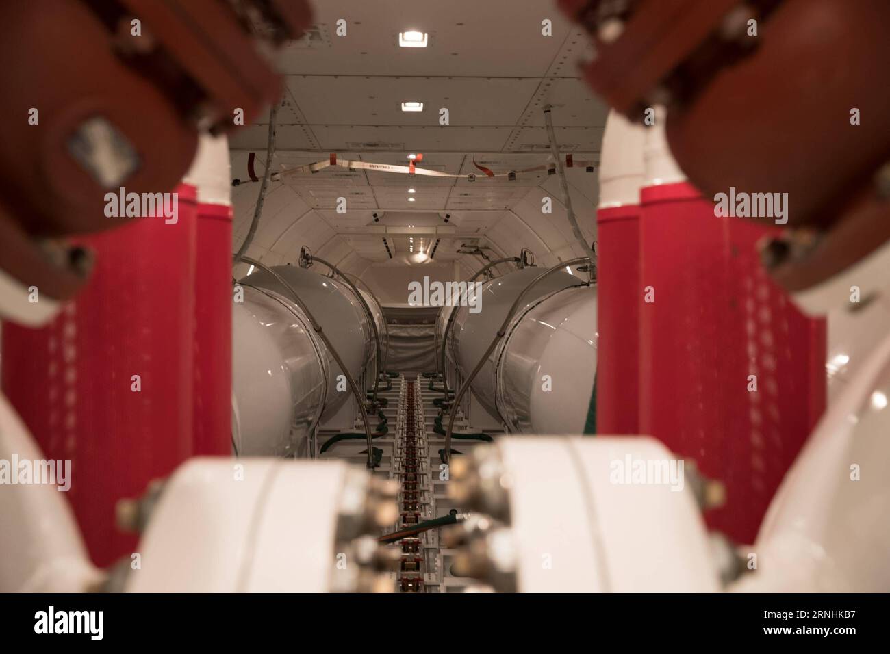 (161126) -- TEL AVIV, 25 novembre 2016 -- la photo prise le 25 novembre 2016 montre la vue intérieure du superpétrolier Boeing 747 Global à l'aéroport international Ben Gurion de tel Aviv. Le plus grand avion de lutte contre les incendies du monde est arrivé en Israël vendredi pour aider à éteindre les feux de forêt qui font rage à travers le pays. (Zjy) ISRAËL-TEL AVIV-GLOBAL SUPERTANKER-ARRIVÉE GuoxYu PUBLICATIONxNOTxINxCHN tel Aviv nov 25 2016 la photo prise LE 25 2016 nov montre la vue intérieure du Boeing 747 Global Super Tankers À l'aéroport international Ben Gurion à tel Aviv le plus grand avion de lutte contre les incendies du monde S est arrivé EN Israël EN FR Banque D'Images