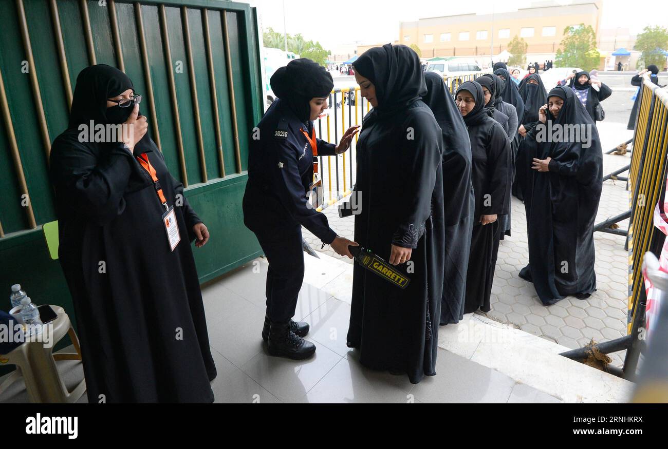 (161126) -- KOWEÏT, 26 novembre 2016 -- la police koweïtienne vérifie les électeurs pour les élections parlementaires à l'entrée d'un bureau de vote à Kuwait City, Koweït, le 26 novembre 2016. Les Koweïtiens se sont rendus samedi aux bureaux de vote pour élire 50 nouveaux législateurs pour les quatre prochaines années. ) KOWEÏT-KOWEÏT VILLE-PARLEMENT ELECTIONS NoufalxIbrahim PUBLICATIONxNOTxINxCHN Koweït ville novembre 26 2016 la police koweïtienne vérifie les électeurs pour les élections législatives À l'entrée d'un bureau de vote à Koweït ville Koweït LE 26 2016 novembre les Koweïtiens se sont dirigés samedi vers les bureaux de vote pour élire 50 nouveaux législateurs pour le prochain Banque D'Images