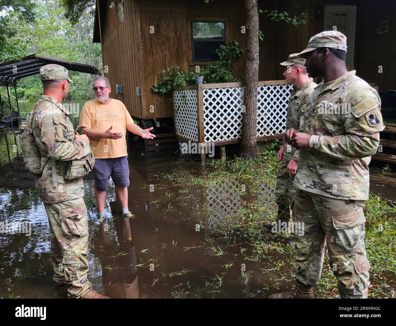 Steinhatee, États-Unis. 30 août 2023. Des soldats de l'armée américaine avec la Garde nationale de Floride, 153rd Calvary Regiment, effectuent un contrôle de bien-être avec un résident à la suite de l'ouragan Idalia, le 30 août 2023 à Steinhatee, en Floride. Crédit : CPS. Christian Wilson/US Army/Alamy Live News Banque D'Images