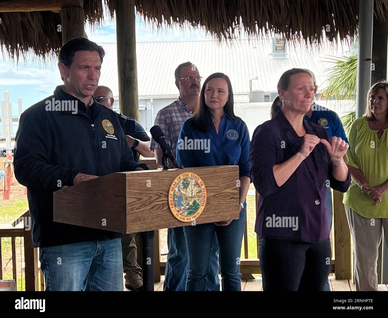 Steinhatee, États-Unis. 01 septembre 2023. Le gouverneur de Floride Ron DeSantis, à gauche, aux côtés de représentants de l'État et du gouvernement fédéral répond à une question lors d'une conférence de presse lors d'une visite des zones endommagées par l'ouragan le 31 août 2023 à Steinhatee, en Floride. Crédit : SPC. Alexander Helman/US Army/Alamy Live News Banque D'Images