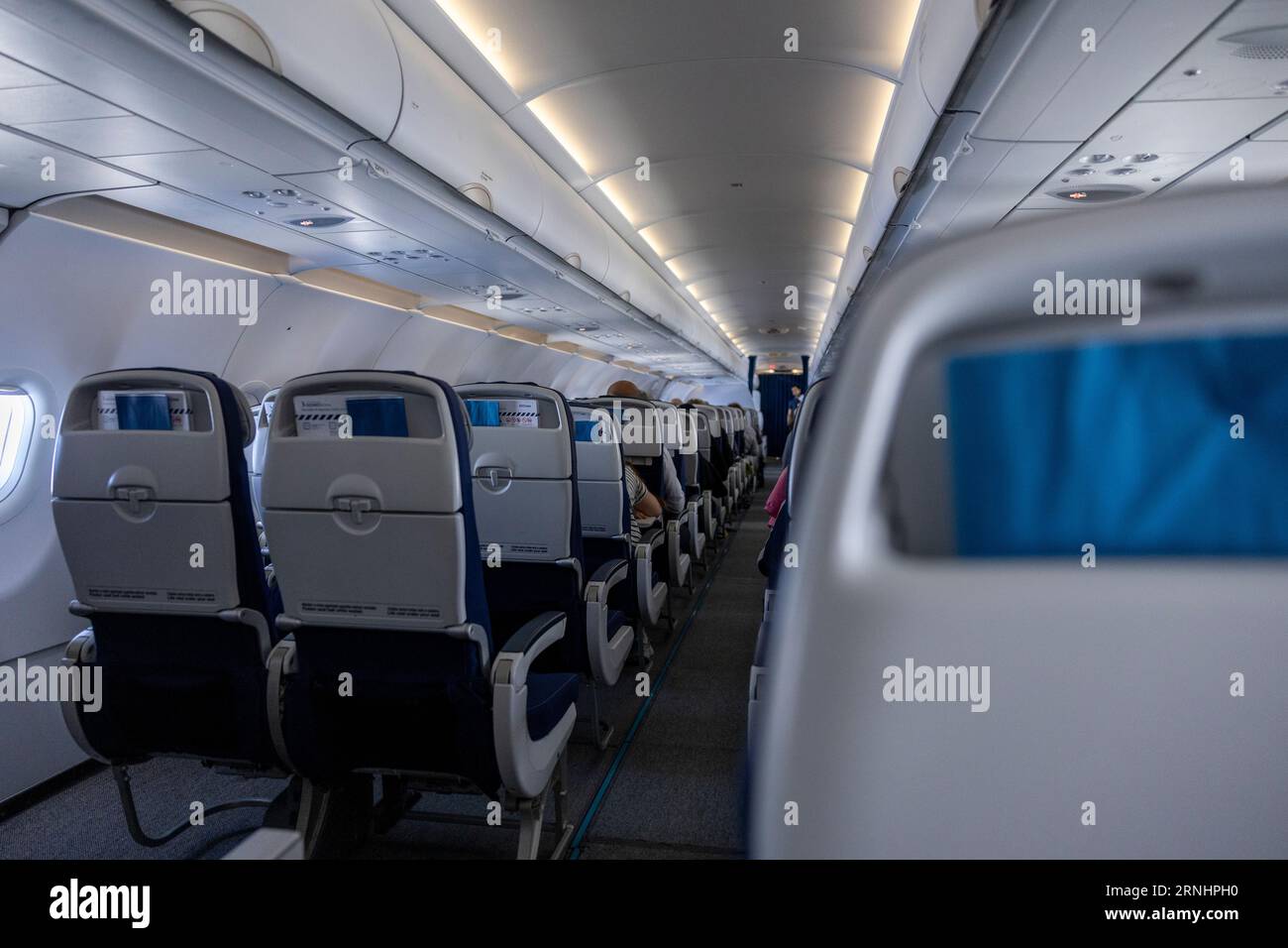 Intérieur d'une cabine d'avion avec sièges vides dans une rangée. Banque D'Images