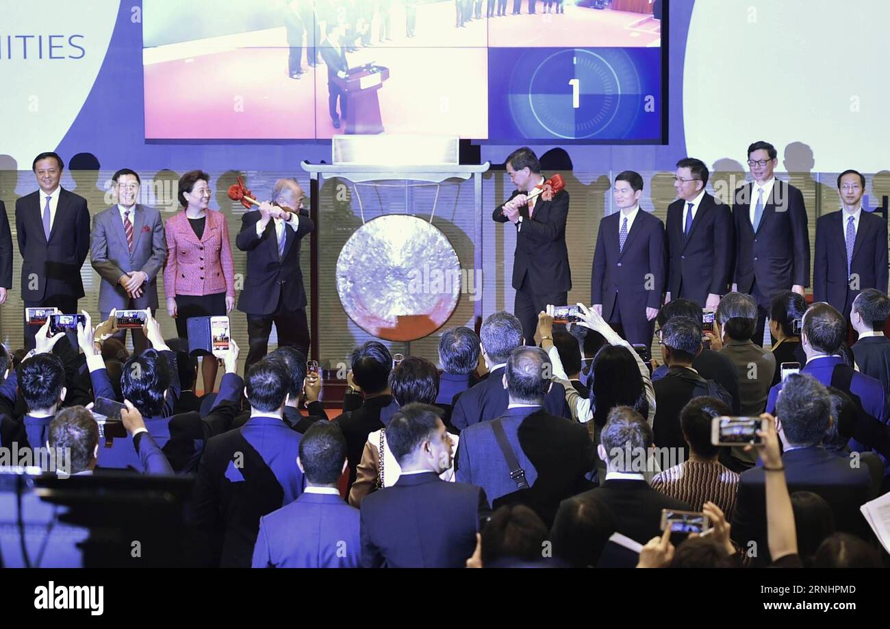 (161205) -- HONG KONG, 5 décembre 2016 -- Leung Chun-ying (5th R), directeur général de la région administrative spéciale de Hong Kong, Chow Chung-kong (4e L), président des bourses et de la compensation de Hong Kong, a conjointement battu le gong pour marquer le lancement du Shenzhen-Hong Kong stock Connect, la deuxième liaison entre les bourses intérieures et de Hong Kong, à Hong Kong, dans le sud de la Chine, le 5 décembre 2016. ) (wf) CHINA-HONG KONG-STOCK CONNECT-LAUNCH (CN) WangxShen PUBLICATIONxNOTxINxCHN Hong Kong DEC 5 2016 Leung Chun Ying 5e r Directeur général de la région administrative spéciale de Hong Kong et de Hong Kong Exchanges and Clearing CH Banque D'Images