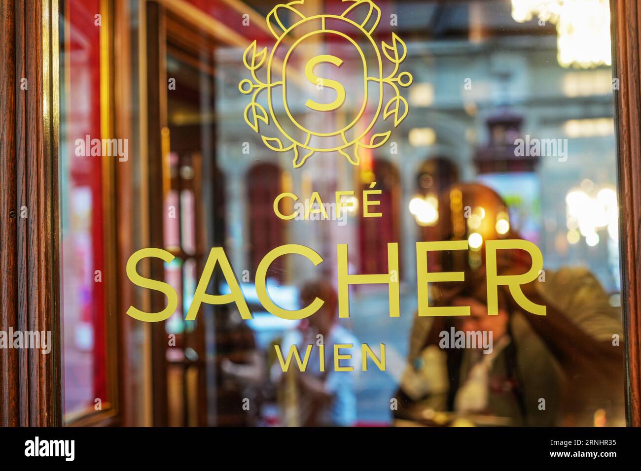 Autriche, Vienne- 28 août 2023 : intérieur du café de l'hôtel Sacher. Banque D'Images