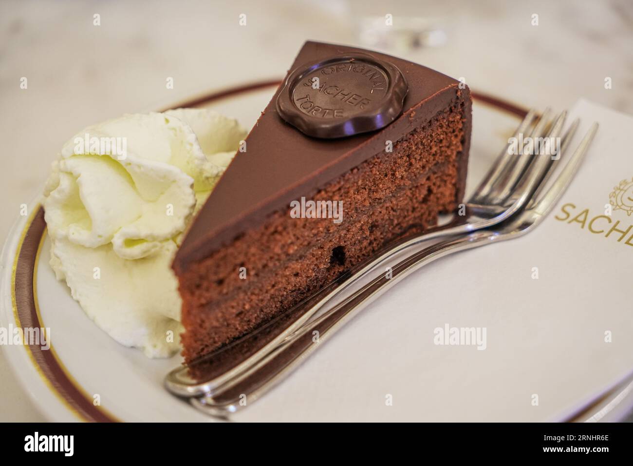Wien, Autriche - août 2023 : Orinigal Chocolate Sacher Cake at Sacher Hotel Banque D'Images