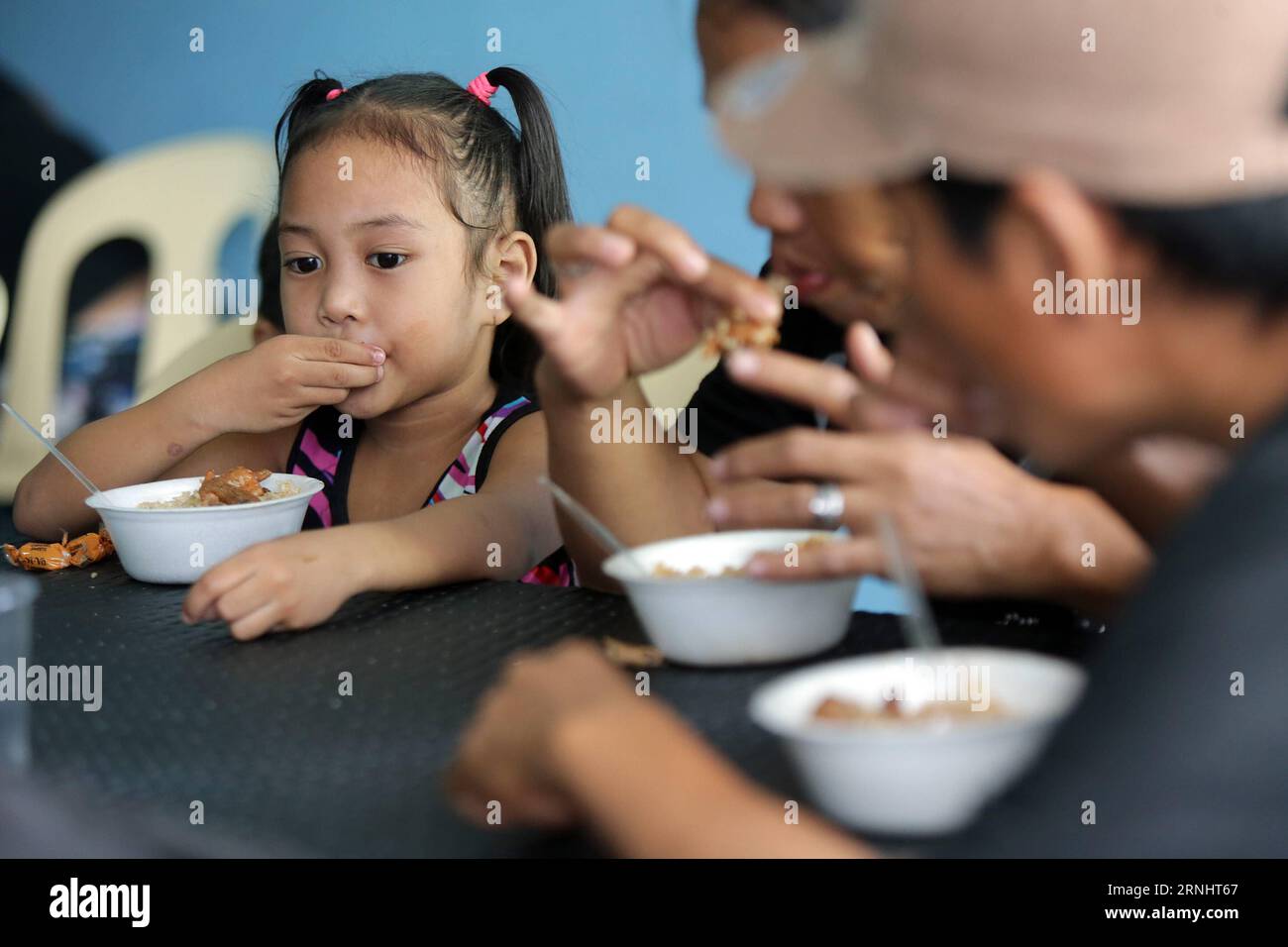 QUEZON CITY, le 8 décembre 2016 -- les gens mangent gratuitement à Duterte s Kitchen à Quezon City, Philippines, le 8 décembre 2016. Duterte s Kitchen , un centre d'alimentation nommé d'après le président philippin Rodrigo Duterte, offre des repas gratuits aux sans-abri. Le gouvernement philippin s'est fixé pour objectif de réduire le taux de pauvreté entre 13 et 15 pour cent d'ici 2022. ) (djj) PHILIPPINE-QUEZON CITY- DUTERTE S KITCHEN RouellexUmali PUBLICATIONxNOTxINxCHN Quezon City DEC 8 2016 célébrités mangent un repas gratuit À Duterte S Kitchen in Quezon City Philippines DEC 8 2016 Duterte S Kitchen un centre d'alimentation nommé d'après Philippine Pr Banque D'Images