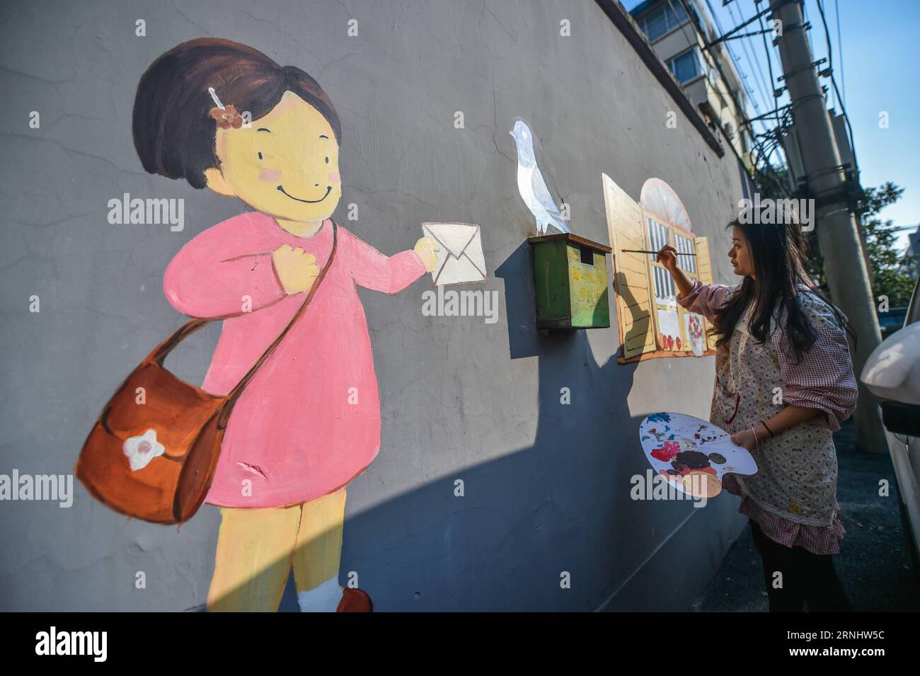 (161212) -- HANGZHOU, 12 décembre 2016 -- Un volontaire peint sur le mur à Hangzhou, capitale de la province du Zhejiang de l est de la Chine, 12 décembre 2016. Des bénévoles et des travailleurs communautaires ont travaillé ensemble pour décorer 100 vieux quartiers avec des peintures murales dans la zone urbaine de Hangzhou. (Zyd) CHINE-HANGZHOU-VIEUX QUARTIER-PEINTURE MURALE (CN) XuxYu PUBLICATIONxNOTxINxCHN 161212 Hangzhou DEC 12 2016 un volontaire peintures SUR le mur à Hangzhou capitale de l'est de la Chine S Zhejiang province DEC 12 2016 volontaires et travailleurs communautaires ont travaillé ensemble pour décorer 100 vieux quartiers avec des peintures murales Banque D'Images