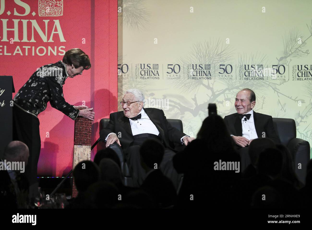 (161216) -- NEW YORK, le 16 décembre 2016 -- l'ancien secrétaire d'État américain, le Dr Henry A. Kissinger(C), reçoit le Lifetime Achievement Award de Carla Anderson Hills (L), président du Comité national sur les relations américano-chinoises lors d’un événement marquant le 50e anniversaire de la fondation du Comité national sur les relations américano-chinoises (NCUSCR) à New York, aux États-Unis, le 15 décembre 2016. Kissinger et Maurice Greenberg, président-directeur général de C.V. Starr & Co., et ancien président-directeur général d’American Insurance Group, ont reçu jeudi soir le Lifetime Achievement Award. La chose fondamentale à ke Banque D'Images