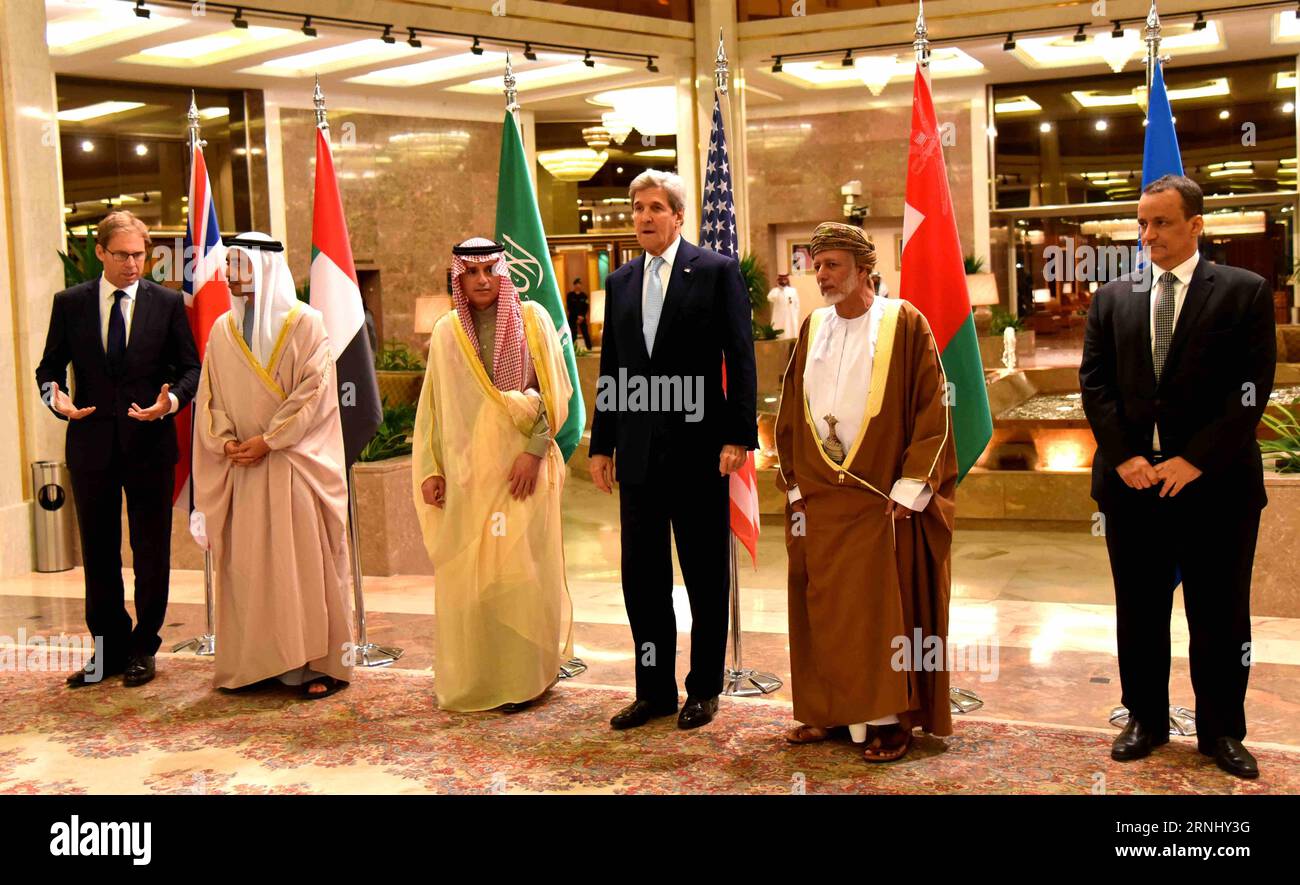 Bilder des Tages Riad : John Kerry BEI Gesprächen über eine Waffenruhe im Jemen (161218) -- RIYAD, 18 décembre 2016 -- Secrétaire d'État américain John Kerry (3e R), Ministre saoudien des Affaires étrangères Adel al-Jubeir (3e L), Ministre britannique du Moyen-Orient et de l'Afrique Tobias Ellwood (1e L) et Sheikh Abdullah bin Zayed Al Nahyan (2e L), ministre des Affaires étrangères des Émirats arabes Unis (eau), pose pour des photos lors de la conférence sur le cessez-le-feu au Yémen à Riyad, en Arabie saoudite, le 18 décembre 2016. Le secrétaire d'État américain John Kerry a souligné dimanche que la guerre au Yémen devrait se terminer d'une manière qui protège Banque D'Images