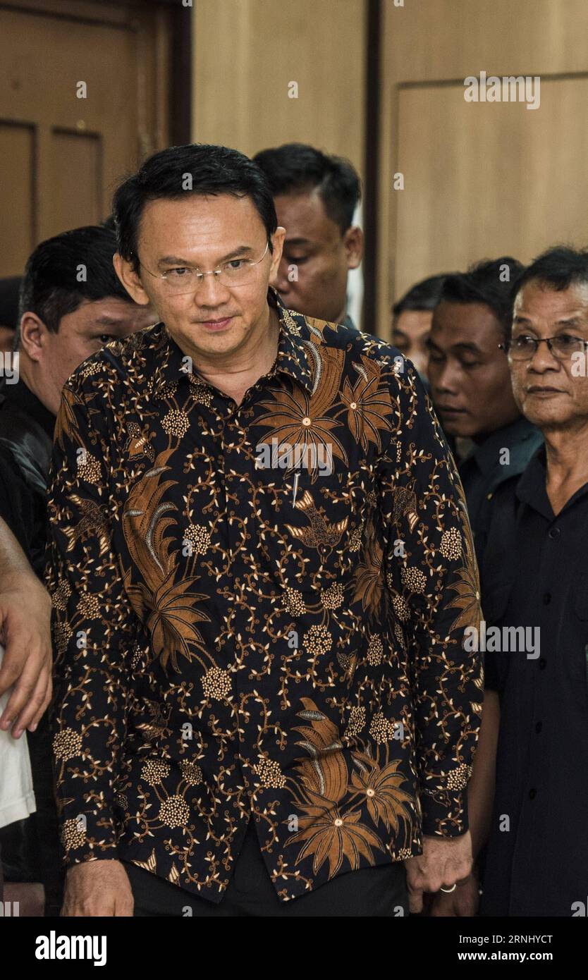 (161220) -- JAKARTA, 20 décembre 2016 -- Basuki Tjahaja Purnama, gouverneur de Jakarta, entre dans la salle de procès du tribunal de district de Jakarta Nord à Jakarta, Indonésie, le 20 décembre 2016. Basuki a été accusé d'insulter l'Islam dans un discours de campagne. (Zjy) INDONESIA-JAKARTA-GOVERNOR-TRIAL POOL/AGUNGxRAJASA PUBLICATIONxNOTxINxCHN Jakarta DEC 20 2016 Jakarta Gouverneur Basuki Tjahaja Purnama entre dans la salle de procès du tribunal de district de Jakarta Nord à Jakarta Indonésie DEC 20 2016 Basuki ce qui a accusé d'insulter l'islam dans un discours de campagne zjy Indonésie Jakarta Gouverneur Pool PUBLICATIONxNOTxNOTxINxINxCHN Banque D'Images