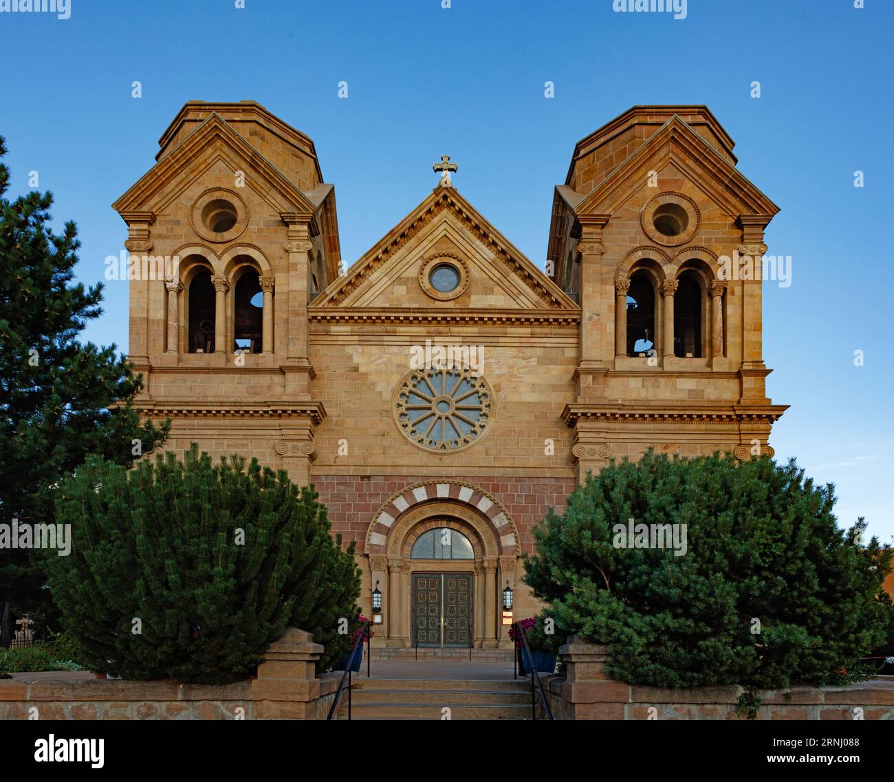 La basilique catholique Catherdral de Saint François d'Assisi a été construite par l'archevêque Juan Baptiste Lamy en 1869 - Santa Fe, Nouveau-Mexique Banque D'Images