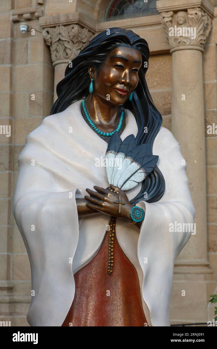 Statue de femme indienne en face de la basilique catholique Catherdral de Saint François d'Assisi construite par l'archevêque Juan Baptiste Lamy en 1869 - Santa Fe Banque D'Images