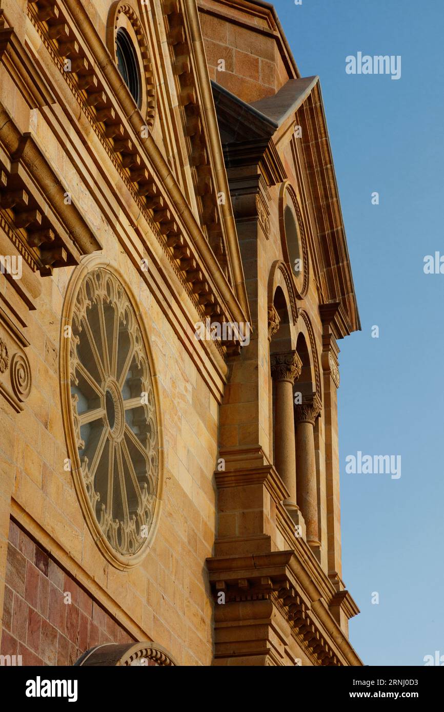 La basilique catholique Catherdral de Saint François d'Assisi a été construite par l'archevêque Juan Baptiste Lamy en 1869 - Santa Fe, Nouveau-Mexique Banque D'Images