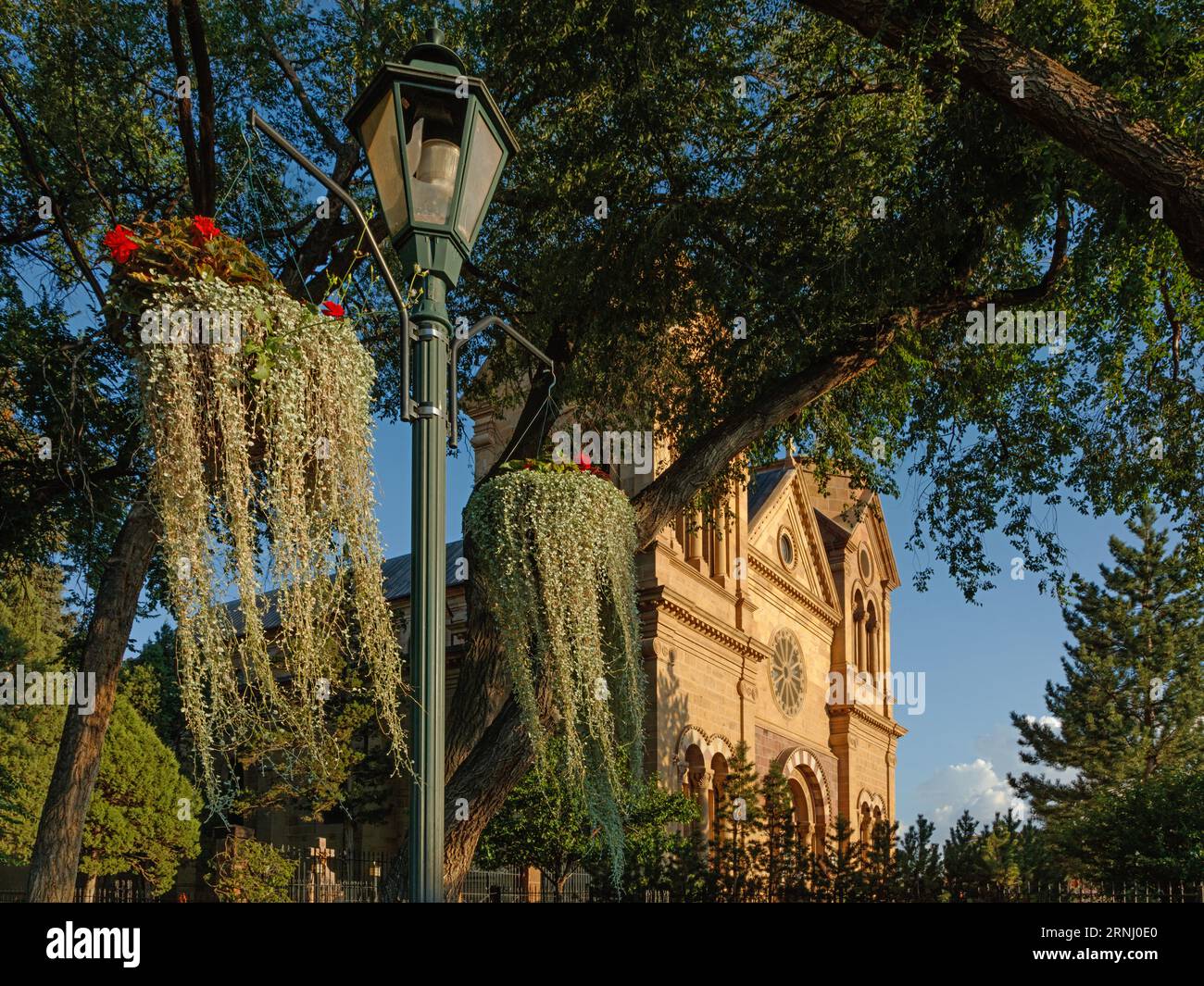 La basilique catholique Catherdral de Saint François d'Assisi a été construite par l'archevêque Juan Baptiste Lamy en 1869 - Santa Fe, Nouveau-Mexique Banque D'Images