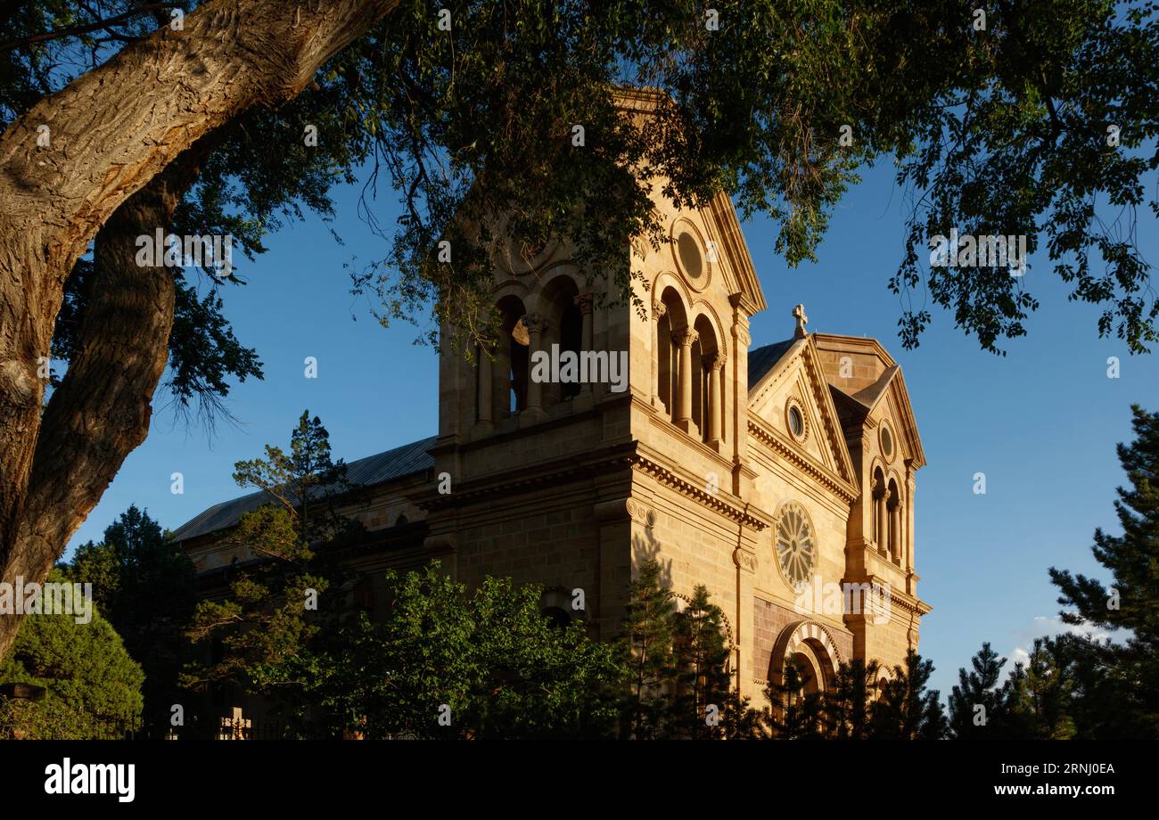 La basilique catholique Catherdral de Saint François d'Assisi a été construite par l'archevêque Juan Baptiste Lamy en 1869 - Santa Fe, Nouveau-Mexique Banque D'Images