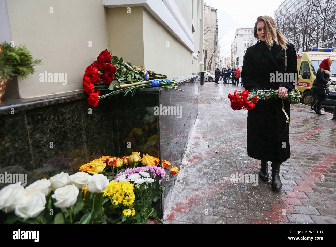 (161225) -- MOSCOU, 25 décembre 2016 -- Une femme dépose des fleurs devant le bâtiment de l'ensemble académique Alexandrov de chant et de danse de l'armée russe à Moscou, le 25 décembre 2016. Un avion Tu-154 du ministère russe de la Défense avec les artistes de l'ensemble Alexandrov à bord s'est écrasé dimanche dans la mer Noire après avoir décollé de la ville de villégiature de Sotchi. ) (lrz) RUSSIE-MOSCOU-AIR CRASH-DEUIL EvgenyxSinitsyn PUBLICATIONxNOTxINxCHN Moscou DEC 25 2016 une femme dépose des fleurs à l'extérieur du bâtiment de l'ensemble académique Alexandrov de chant et de danse de l'armée russe à Moscou DEC 25 2016 a tu 15 Banque D'Images