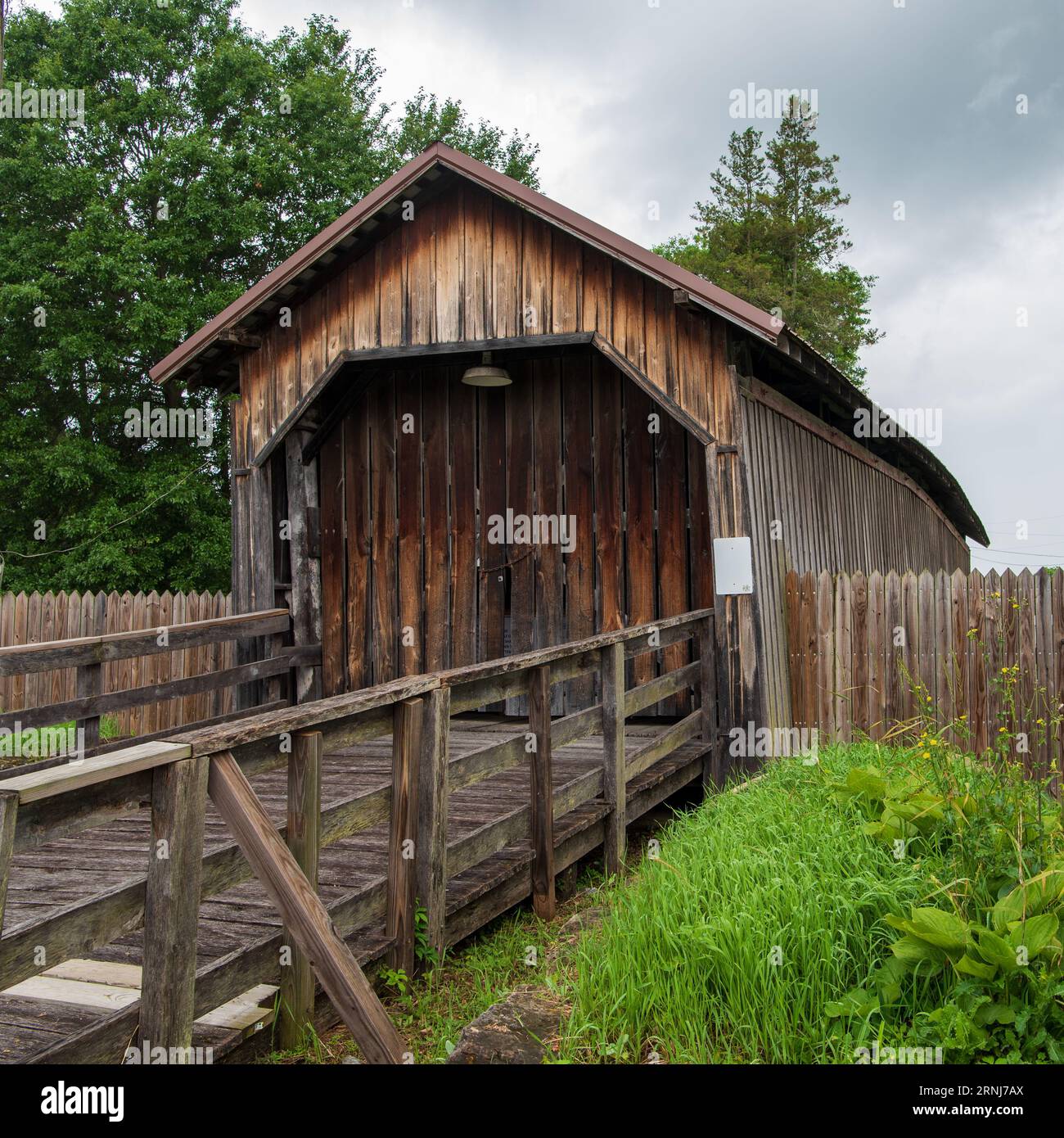 Pont # 35-64-06 Bowman Mill Covered Bridge dans le canton de Pike est un pont couvert de treillis à montants multiples qui a été construit en 1880 et mesure 82 pieds de long. Banque D'Images