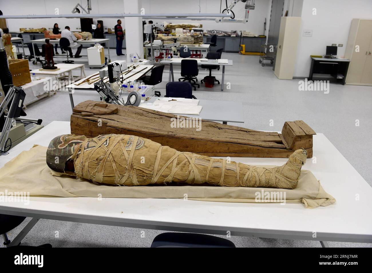 (170106) -- LE CAIRE, 6 janvier 2017 -- Une momie est vue au Centre de conservation du Grand Musée égyptien (GEM) au Caire le 3 janvier 2017. Sur une vaste zone de terre falaise, à environ deux kilomètres au nord des grandes pyramides de Gizeh, à la périphérie de la capitale le Caire, des centaines d ouvriers et d ingénieurs se battent contre la montre sur le chantier de construction du musée pour la douce ouverture du plus grand musée de la région au début de 2018. Le GEM peut accueillir 100 000 artefacts, dont 50 000 en exposition constante et 50 000 autres stockés dans des entrepôts modernes, a déclaré Tarek Tawfik, directeur général du GEM, ajoutant cet amon Banque D'Images