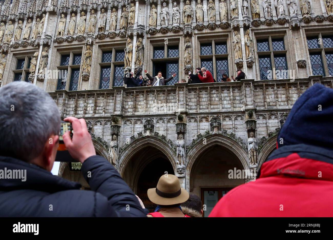 (170108) -- BRUXELLES, le 8 janvier 2017 -- Un homme cosjoué en tant que Tintin agite aux fans des aventures de Tintin sur le balcon de l'hôtel de ville de Bruxelles, Belgique, le 7 janvier 2017. Un spectacle de personnages comiques des aventures de Tintin a eu lieu samedi à Bruxelles. Les comics aventures de Tintin racontent les histoires d'un jeune reporter et explorateur belge. Ils ont été traduits dans des dizaines de langues et adaptés à la radio, à la télévision, au théâtre et au cinéma. (Zxj) BELGIQUE-BRUXELLES- LES AVENTURES DE TINTIN -SHOW GongxBing PUBLICATIONxNOTxINxCHN Bruxelles Jan 8 2017 a Man as Tintin wave to the supp Banque D'Images
