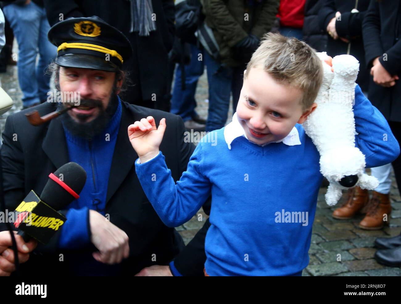 (170108) -- BRUXELLES, le 8 janvier 2017 -- Un jeune fan des aventures de Tintin vient au spectacle sur la Grand-place de Bruxelles, Belgique, le 7 janvier 2017. Un spectacle de personnages comiques des aventures de Tintin a eu lieu samedi à Bruxelles. Les comics aventures de Tintin racontent les histoires d'un jeune reporter et explorateur belge. Ils ont été traduits dans des dizaines de langues et adaptés à la radio, à la télévision, au théâtre et au cinéma. (Zxj) BELGIQUE-BRUXELLES- LES AVENTURES DE TINTIN -SHOW GongxBing PUBLICATIONxNOTxINxCHN Bruxelles Jan 8 2017 un jeune supporter des aventures de Tintin VIENT à la SH Banque D'Images