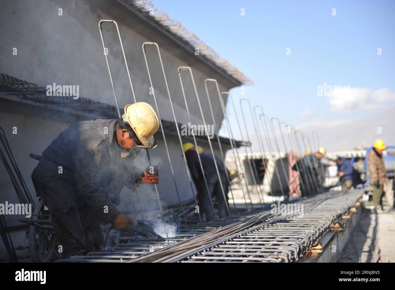 LHASSA, le 6 janvier 2017 -- la photo prise le 6 janvier 2017 montre le chantier de construction du pont de la section sud d'une rocade à Lhassa, capitale de la région autonome du Tibet du sud-ouest de la Chine. La rocade, construite pour réduire les embouteillages et accélérer le développement de la ville, mesure environ 75 km de long, avec sept tunnels et 27 ponts. La construction a commencé en octobre 2015, et le cadre est presque terminé. Une partie de la route a déjà été ouverte pour une opération d'essai. ) (wx) CHINA-LHASSA-RING ROAD-CONSTRUCTION (CN) ZhangxRufeng PUBLICATIONxNOTxINxCHN Lhassa Jan 6 2017 photo prise LE 6 2017 janvier spectacles Banque D'Images