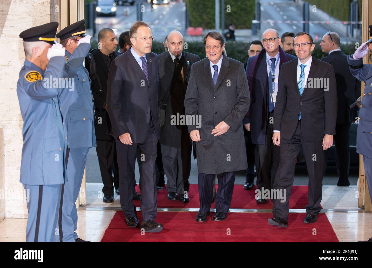 Zypern-Gespräche in Genf (170109) -- GENÈVE, 9 janvier 2017 -- le président chypriote Nicos Anastasiades (C) arrive pour les négociations de réunification à Genève, Suisse, le 9 janvier. 2017. Les dirigeants des communautés chypriotes grecque et turque séparées sont arrivés dimanche à Genève pour poursuivre leurs négociations de réunification, affirmant qu ' ils avaient la volonté de parvenir à un règlement du problème vieux de quatre décennies. )(gj) SUISSE-GENÈVE-ONU-CHYPRE-POURPARLERS SUR LA RÉUNIFICATION XuxJinquan PUBLICATIONxNOTxINxCHN discussions sur Chypre à Genève Genève janvier 9 2017 Chypre le président Nicos Anastasiades C arrive pour la réunion Banque D'Images