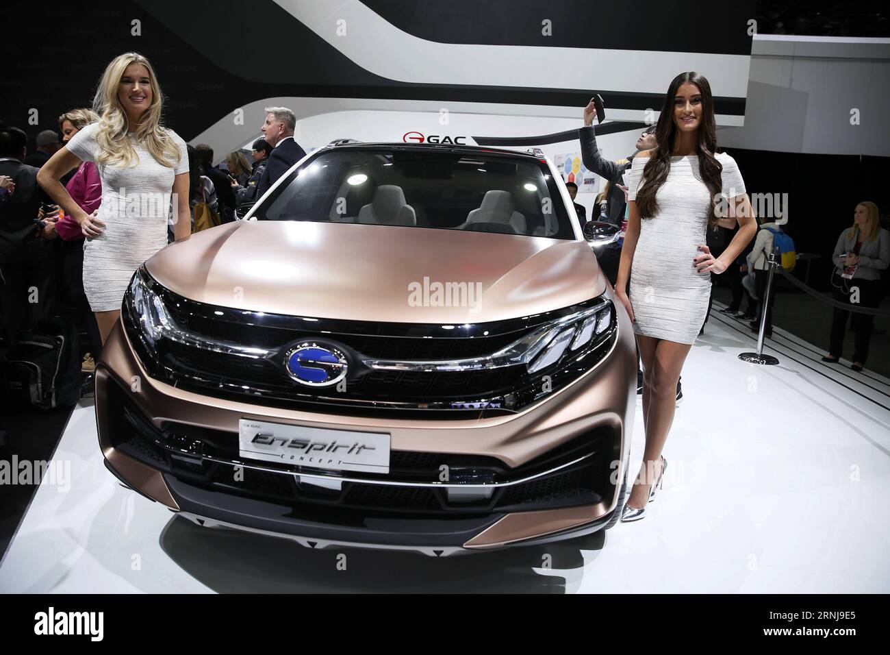 (170110) -- DETROIT, le 9 janvier 2017 -- Guangzhou automobile Group Motor (GAC Motor) en Chine fait ses débuts du concept-car EnSpirit au salon international de l'auto nord-américain (NAIAS) 2017 à Detroit, aux États-Unis, le 9 janvier 2017. )(gj) U.S.-DETROIT-AUTO SHOW-NAIAS WangxPing PUBLICATIONxNOTxINxCHN Detroit Jan 9 2017 China S Guangzhou automobiles Group Engine GAC Engine fait ses débuts de concept Vehicle lors du 2017 salon international de voiture nord-américain NAIAS à Detroit aux États-Unis Jan 9 2017 GJ U S Detroit car Show NAIAS WangxPing PUBLICATIONxNOTxINxCHN Banque D'Images