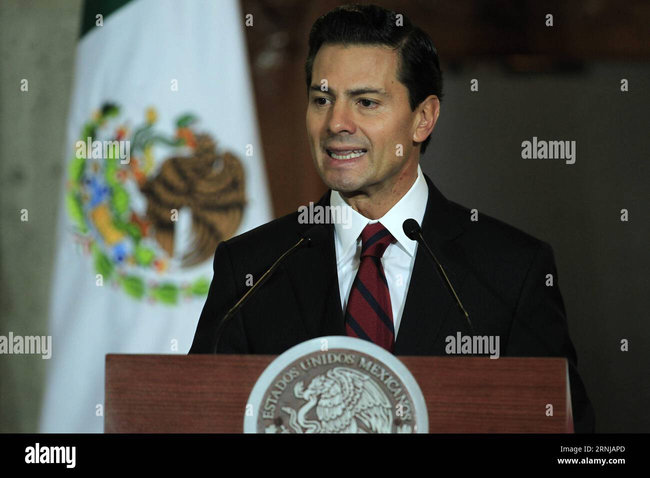 MEXICO, le 11 janvier 2017 -- le président mexicain Enrique Pena Nieto prend la parole lors d'une conférence à Mexico, Mexique, le 11 janvier 2017. Mercredi, le président élu américain Donald Trump a de nouveau exaspéré les Mexicains en réitérant son engagement à construire un mur le long de la frontière et à faire payer la facture au Mexique. Le président mexicain Enrique Pena Nieto a rejeté la demande de Trump, affirmant que le Mexique ne paierait pas pour le mur mais chercherait des négociations ouvertes et complètes avec le gouvernement Trump. (hy) MEXICO-MEXICO CITY-TRUMP-WALL str PUBLICATIONxNOTxINxCHN Mexico City Jan 11 2017 Président MEXICAIN Enrique Pena Nieto Banque D'Images