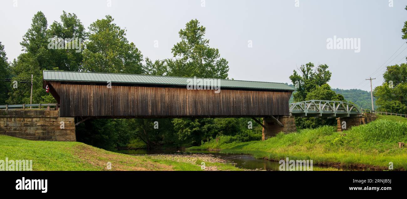 Pont # 35-73-15 le pont couvert d'Otway porte une route locale au-dessus de Scioto Brush Creek à Otway, Ohio. Il a été construit en 1874 par Robert W. Smith Banque D'Images