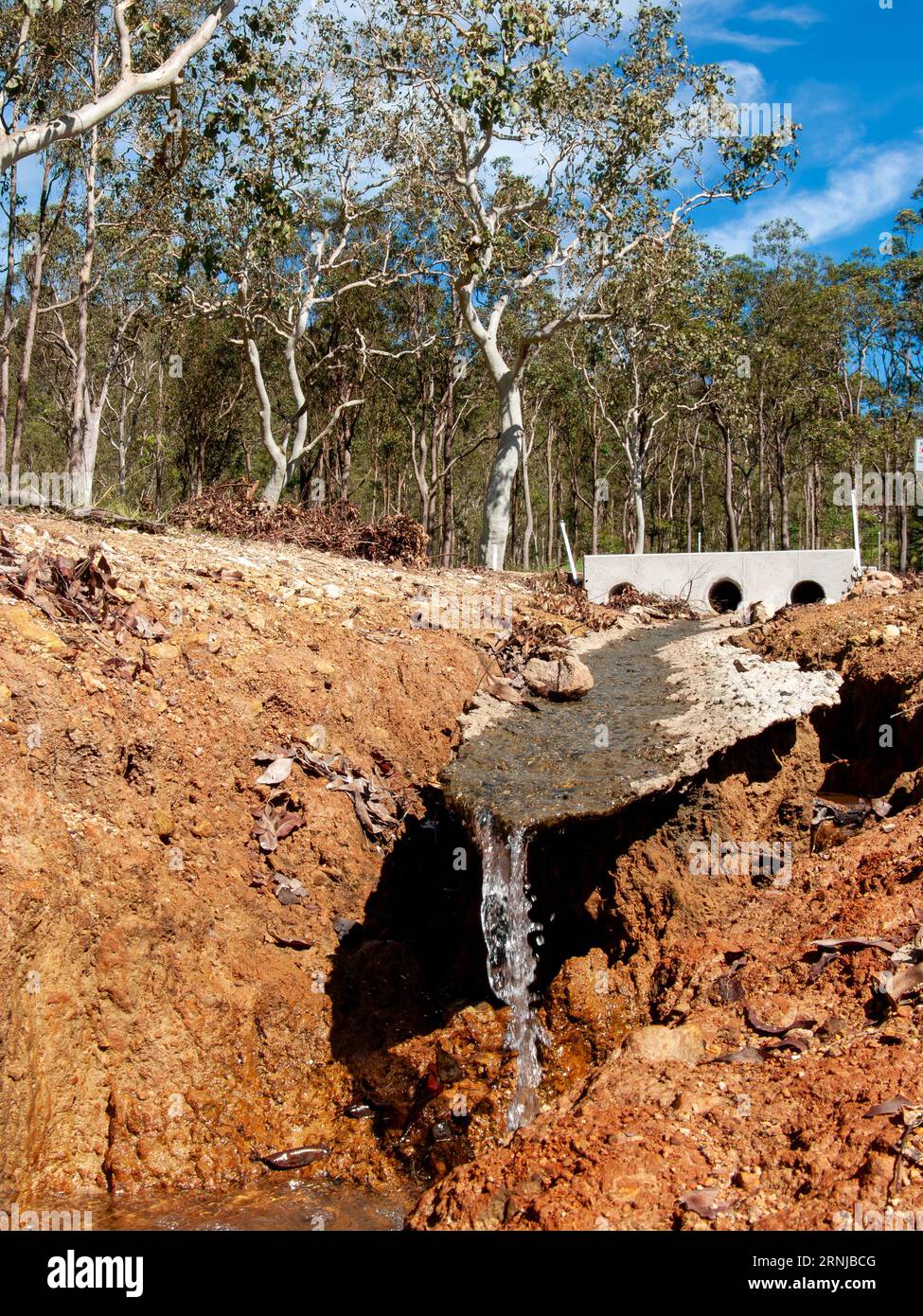 Érosion, Errosion, gouttière en béton délavée en dessous, Atherton, Australie. Banque D'Images