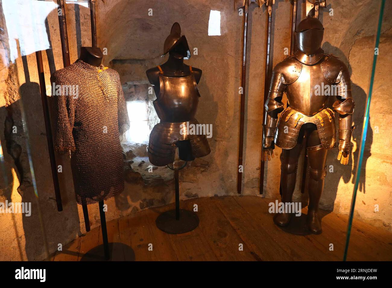 (170118) -- LAUSANNE, 17 janvier 2017 -- une photo prise le 17 janvier 2017 montre les armures médiévales exposées au château de Chillon à Montreux, en Suisse. (Zxj) SUISSE-MONTREUX-CHILLON CHÂTEAU GongxBing PUBLICATIONxNOTxINxCHN Banque D'Images