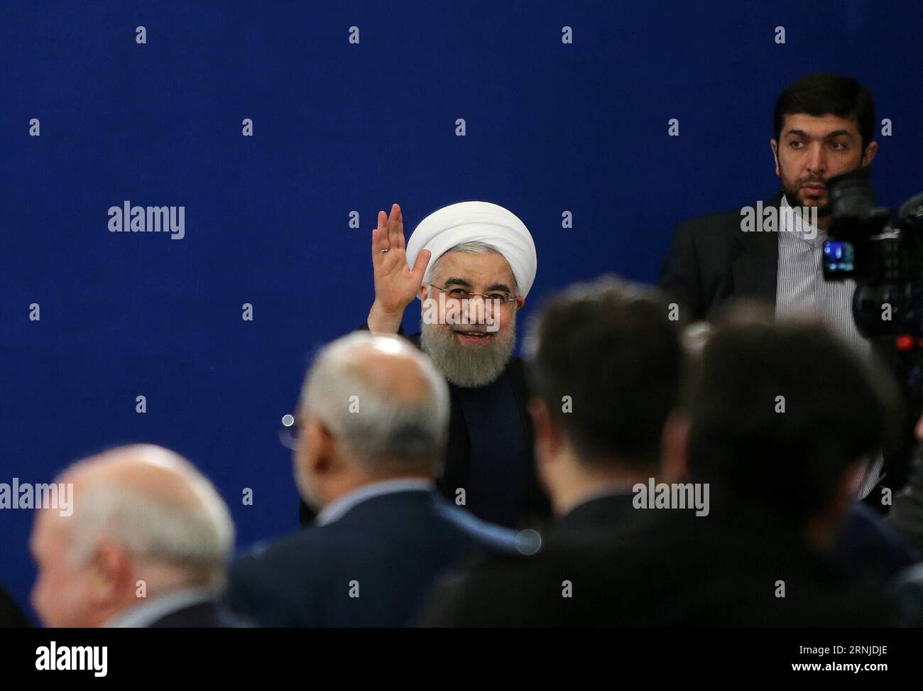 THERAN, le 17 janvier 2017 -- le président iranien Hassan Rouhani fait signe aux médias après une conférence de presse à Téhéran, en Iran, le 17 janvier 2017. Rouhani a déclaré que l’Iran n’accepterait pas une révision de son accord nucléaire international, ont rapporté mercredi les médias locaux. L accord nucléaire international, connu sous le nom de Plan d action global conjoint (JCPOA), a résolu la question nucléaire controversée de Téhéran qui dure depuis une décennie. (gl) IRAN-TÉHÉRAN-HASSAN ROUHANI-NEWS CONFERENCE AhmadxHalabisaz PUBLICATIONxNOTxINxCHN THERAN Jan 17 2017 le président iranien Hassan Rouhani fait signe aux médias après une conférence de presse à TÉHÉRAN en Iran Banque D'Images