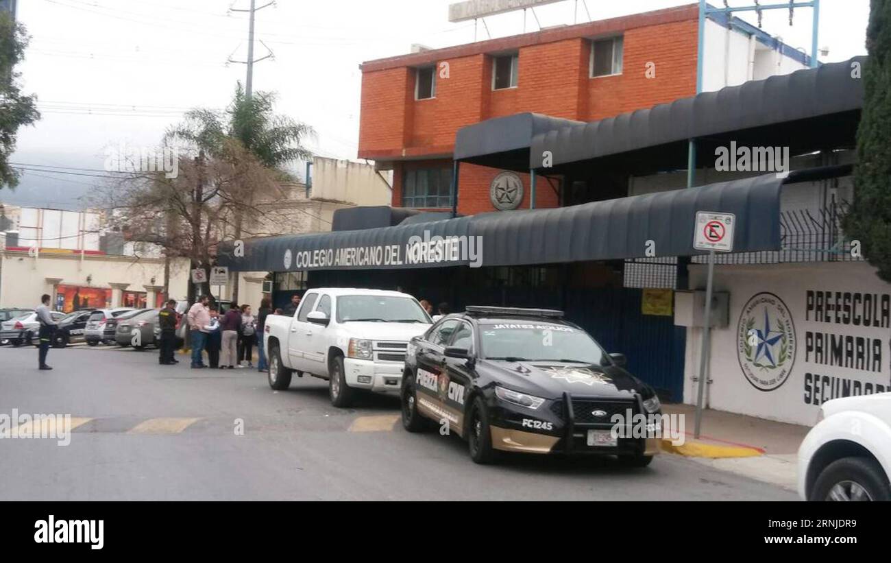 (170118) -- MONTERREY (MEXIQUE), 18 janvier 2017 -- une photo prise avec un appareil mobile montre des gens qui se rassemblent devant l'American School of the Northeast, où une fusillade a eu lieu, à Monterrey, dans l'État de Nuevo Leon, au Mexique, le 18 janvier, 2017. au moins cinq personnes, dont quatre adolescents et un enseignant, ont été grièvement blessées mercredi matin, après qu ' un élève ait ouvert le feu dans sa classe à l ' école privée.) MEXICO-MONTERREY-SCHOOL-SHOOTING Str PUBLICATIONxNOTxINxCHN Monterrey Mexique Jan 18 2017 photo prise avec un appareil mobile montre des célébrités se rassemblant devant l'école américaine de la Banque D'Images
