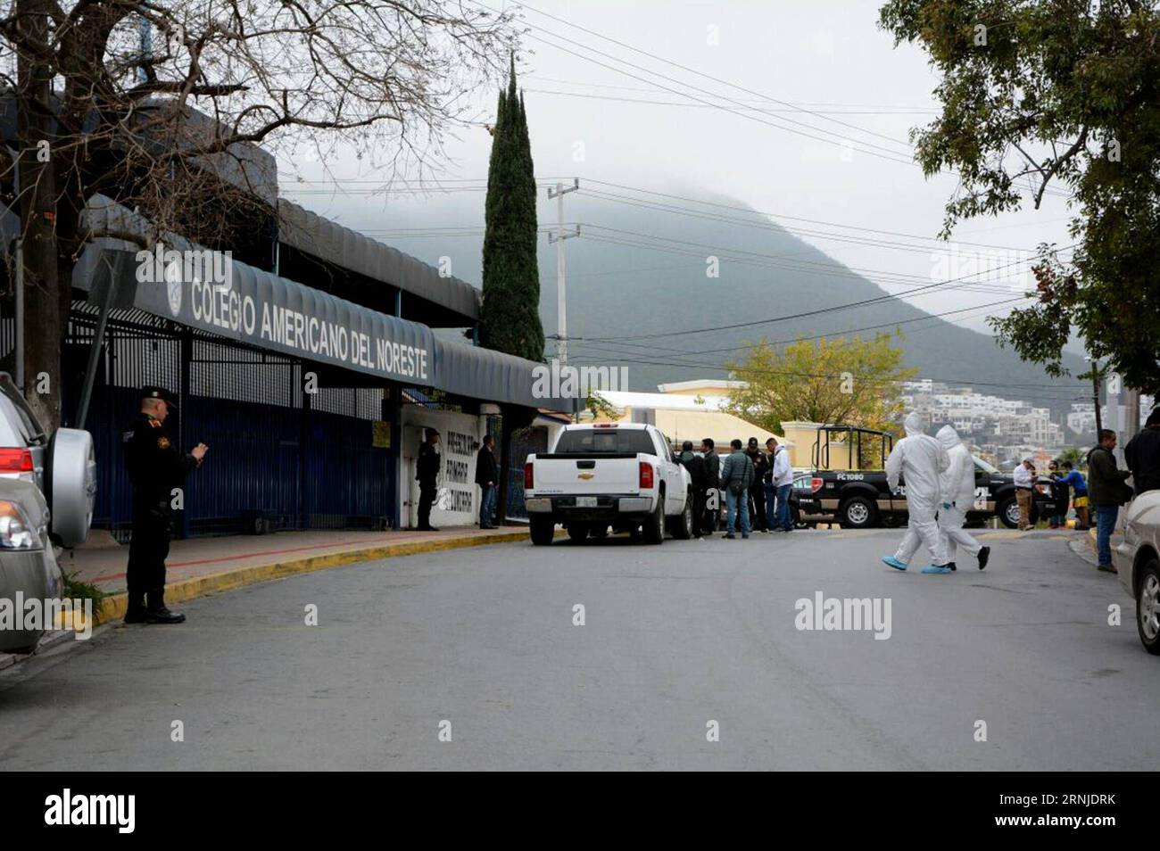 (170118) -- MONTERREY (MEXIQUE), 18 janvier 2017 -- des gens se rassemblent devant l'American School of the Northeast où une fusillade a eu lieu à Monterrey, dans l'État de Nuevo Leon, au Mexique, le 18 janvier 2017. Au moins cinq personnes, dont quatre adolescents et un enseignant, ont été grièvement blessées mercredi, après qu'un élève ait ouvert le feu dans leur salle de classe à l'école privée. MEXICO-MONTERREY-SCHOOL-SHOOTING STR PUBLICATIONxNOTxINxCHN Monterrey Mexique Jan 18 2017 célébrités se rassemblent devant l'école américaine du Nord-est où une fusillade a eu lieu à Monterrey Nuevo Leon State Mexico LE 18 201 janvier Banque D'Images