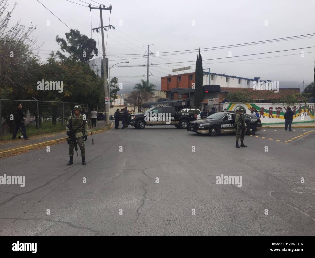 (170118) -- MONTERREY (MEXIQUE), 18 janvier 2017 -- des membres de la sécurité montent la garde près de l'American School of the Northeast, où une fusillade a eu lieu, à Monterrey, dans l'État de Nuevo Leon, au Mexique, le 18 janvier. 2017. au moins cinq personnes, dont quatre adolescents et un enseignant, ont été grièvement blessées mercredi matin, après qu ' un élève ait ouvert le feu dans sa classe à l ' école privée.) MEXICO-MONTERREY-SCHOOL-SHOOTING ABCxNewspaper PUBLICATIONxNOTxINxCHN Monterrey Mexique Jan 18 2017 des membres de la sécurité tiennent la garde près de l'école américaine du Nord-est où une fusillade a eu lieu à Monterrey Nuevo Banque D'Images