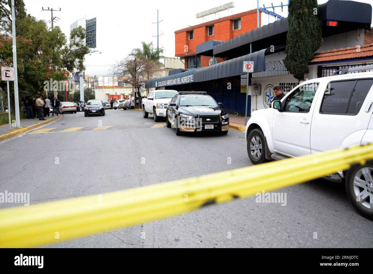 (170118) -- MONTERREY (MEXIQUE), 18 janvier 2017 -- des gens se rassemblent devant l'American School of the Northeast où une fusillade a eu lieu à Monterrey, dans l'État de Nuevo Leon, au Mexique, le 18 janvier 2017. Au moins cinq personnes, dont quatre adolescents et un enseignant, ont été grièvement blessées mercredi, après qu'un élève ait ouvert le feu dans leur salle de classe à l'école privée. MEXICO-MONTERREY-SCHOOL-SHOOTING STR PUBLICATIONxNOTxINxCHN Monterrey Mexique Jan 18 2017 célébrités se rassemblent devant l'école américaine du Nord-est où une fusillade a eu lieu à Monterrey Nuevo Leon State Mexico LE 18 201 janvier Banque D'Images