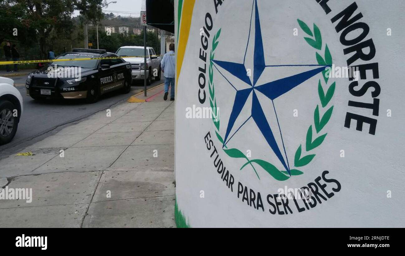 (170118) -- MONTERREY (MEXIQUE), 18 janvier 2017 -- la photo prise avec un appareil mobile le 18 janvier 2017 montre le logo de l'école américaine du Nord-est, où une fusillade a eu lieu, à Monterrey, dans l'État de Nuevo Leon, au Mexique. Au moins cinq personnes, dont quatre adolescents et un enseignant, ont été grièvement blessées mercredi, après qu'un élève ait ouvert le feu dans leur salle de classe à l'école privée. MEXICO-MONTERREY-SCHOOL-SHOOTING Str PUBLICATIONxNOTxINxCHN Monterrey Mexique Jan 18 2017 photo prise avec un appareil mobile LE 18 2017 janvier montre l'emblème de l'école américaine du Nord-est où Banque D'Images