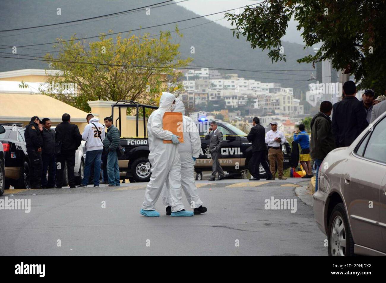 (170118) -- MONTERREY (MEXIQUE), le 18 janvier 2017 -- des membres de la sécurité montent la garde alors que des médecins légistes arrivent à l'American School of the Northeast où une fusillade a eu lieu à Monterrey, dans l'État de Nuevo Leon, au Mexique, le 18 janvier 2017. Au moins cinq personnes, dont quatre adolescents et un enseignant, ont été grièvement blessées mercredi, après qu'un élève ait ouvert le feu dans leur salle de classe à l'école privée. MEXICO-MONTERREY-SCHOOL-SHOOTING STR PUBLICATIONxNOTxINxCHN Monterrey Mexique Jan 18 2017 les membres de la sécurité tiennent la garde alors que les travailleurs médico-légaux arrivent À l'école américaine du Nord-est où a Banque D'Images