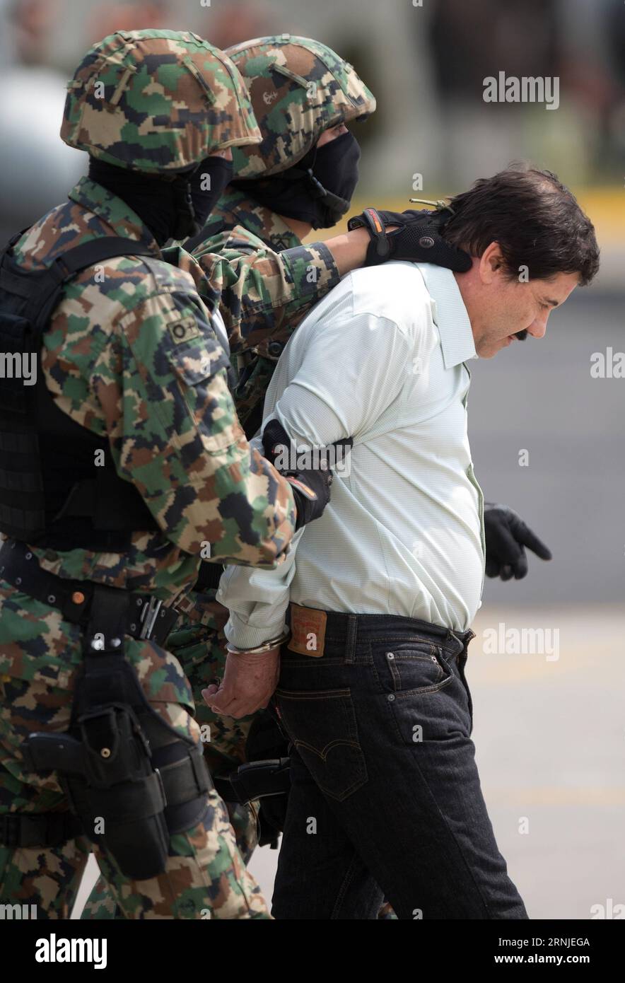 (170120) -- CIUDAD JUAREZ, 20 janvier 2017 -- une photo prise le 22 février 2014 montre le seigneur de la drogue Joaquin Guzman Loera, alias El Chapo , présenté aux médias à Mexico, capitale du Mexique. Le gouvernement mexicain a annoncé le 19 janvier 2017 que Joaquin Guzman Loera était extradé vers les États-Unis. (yk) MEXICO-CIUDAD JUAREZ-TRAFIQUANT DE DROGUE-GUZMAN LOERA DavidxdexlaxPaz PUBLICATIONxNOTxINxCHN Ciudad Juarez Jan 20 2017 fichier photo prise LE 22 2014 février montre le seigneur de la drogue Joaquin Guzman Loera alias El Chapo présenté aux médias à Mexico capitale du Mexique le gouvernement MEXICAIN a annoncé Banque D'Images