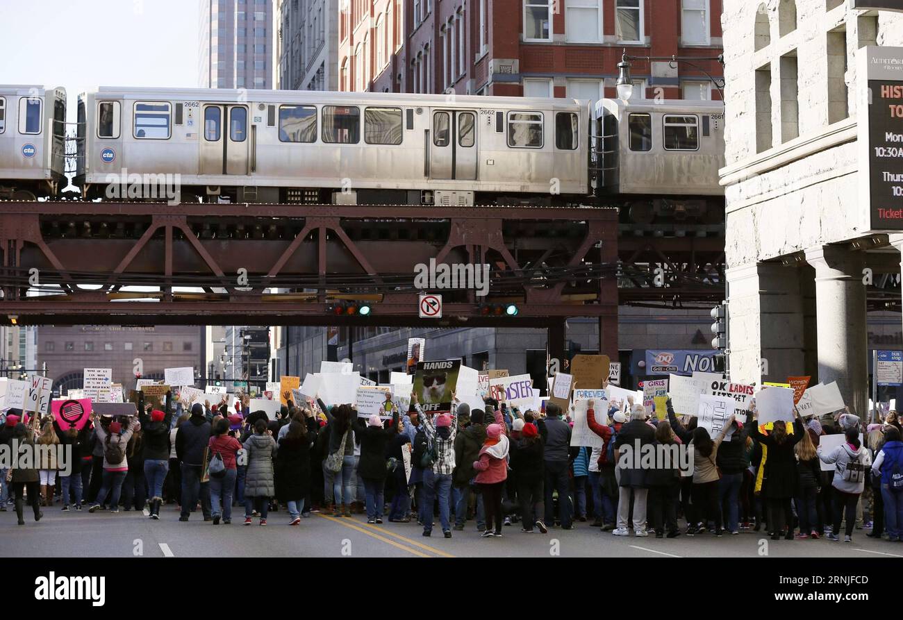 (170121) -- CHICAGO, 21 janvier 2017 -- des gens participent à la Marche des femmes pour protester contre le président américain Donald Trump à Chicago, aux États-Unis, le 21 janvier 2017. Environ 250 000 personnes ont rejoint la Marche des femmes à Chicago samedi, selon les organisateurs. US-CHICAGO-ANTI-TRUMP MANIFESTATION WangxPing PUBLICATIONxNOTxINxCHN Chicago Jan 21 2017 célébrités prennent part à la Marche des femmes S pour protester contre le président américain Donald Trump à Chicago les États-Unis LE 21 2017 janvier environ 250 000 célébrités ont rejoint la Marche des femmes S À Chicago samedi selon les organisateurs U s Chicago Banque D'Images