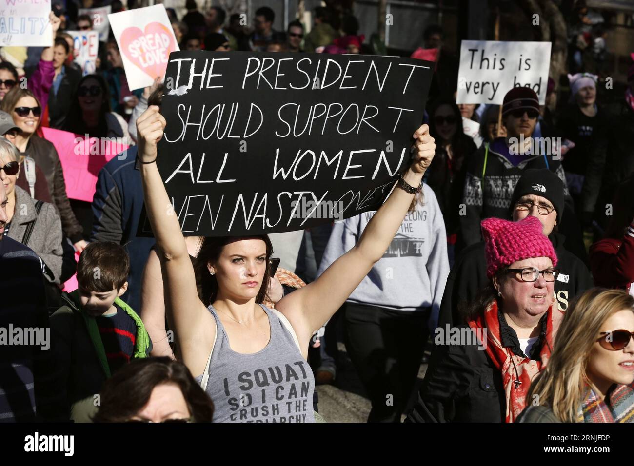 (170121) -- CHICAGO, 21 janvier 2017 -- des gens participent à la Marche des femmes pour protester contre le président américain Donald Trump à Chicago, aux États-Unis, le 21 janvier 2017. Environ 250 000 personnes ont rejoint la Marche des femmes à Chicago samedi, selon les organisateurs. US-CHICAGO-ANTI-TRUMP MANIFESTATION WangxPing PUBLICATIONxNOTxINxCHN Chicago Jan 21 2017 célébrités prennent part à la Marche des femmes S pour protester contre le président américain Donald Trump à Chicago les États-Unis LE 21 2017 janvier environ 250 000 célébrités ont rejoint la Marche des femmes S À Chicago samedi selon les organisateurs U s Chicago Banque D'Images