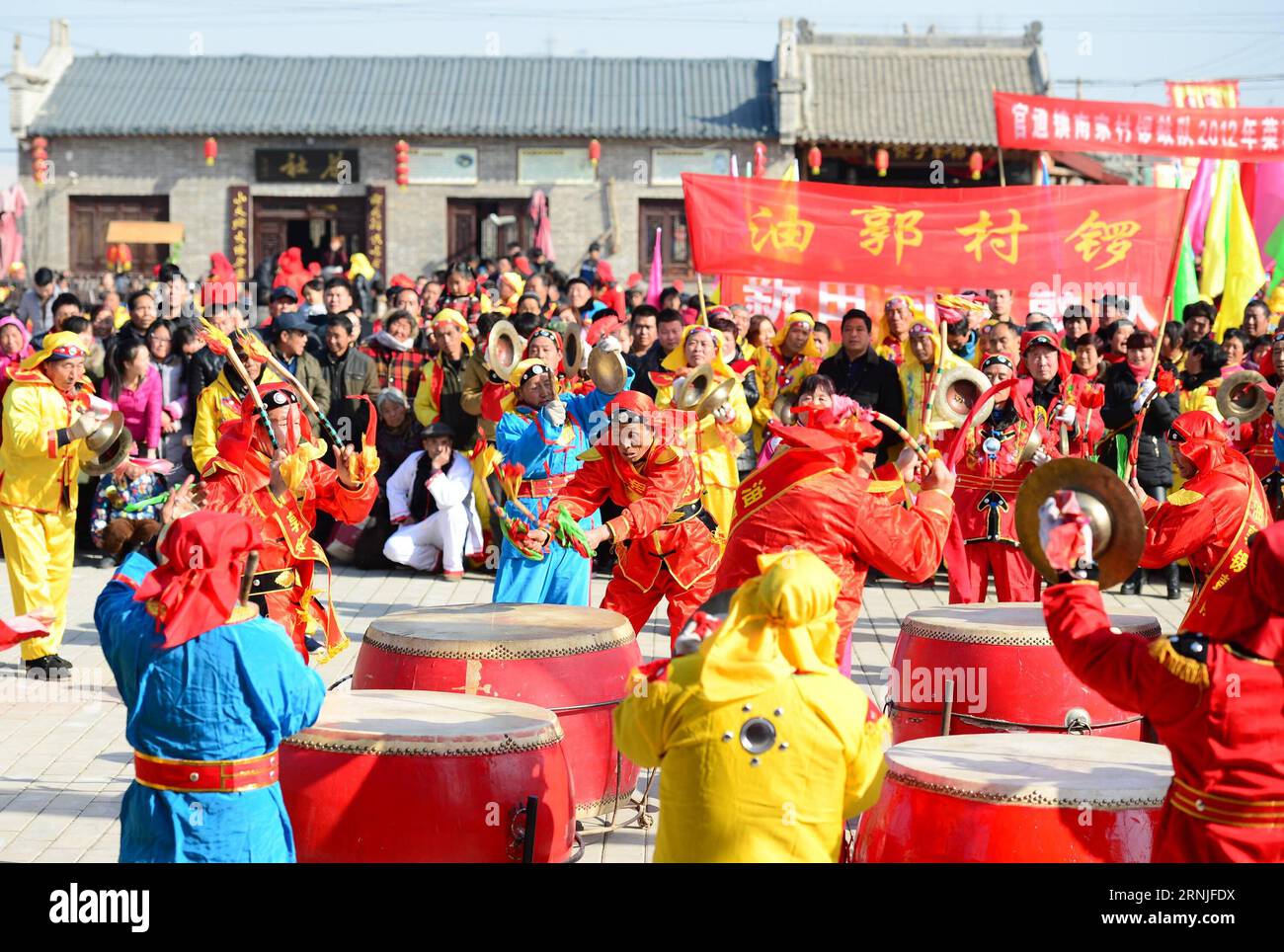 (170122) -- XI AN, 21 janvier 2017 -- des villageois participent à un concours traditionnel de gong et de tambours pour célébrer le nouvel an chinois dans le district de Lintong de Xi an, capitale de la province du Shaanxi au nord-ouest de la Chine, le 21 janvier 2017. Plus de 300 villageois de sept villages du district ont assisté à l'événement samedi. (wx) CHINA-XI AN-GONG AND DRUM-CONTEST (CN) ShaoxRui PUBLICATIONxNOTxINxCHN Xi à Jan 21 2017 les villageois participent à un concours traditionnel de Gong et de tambour pour célébrer le nouvel an chinois dans le district de Lintong de Xi à la capitale du nord-ouest de la Chine S Shaanxi province Jan 21 2017 Mo Banque D'Images