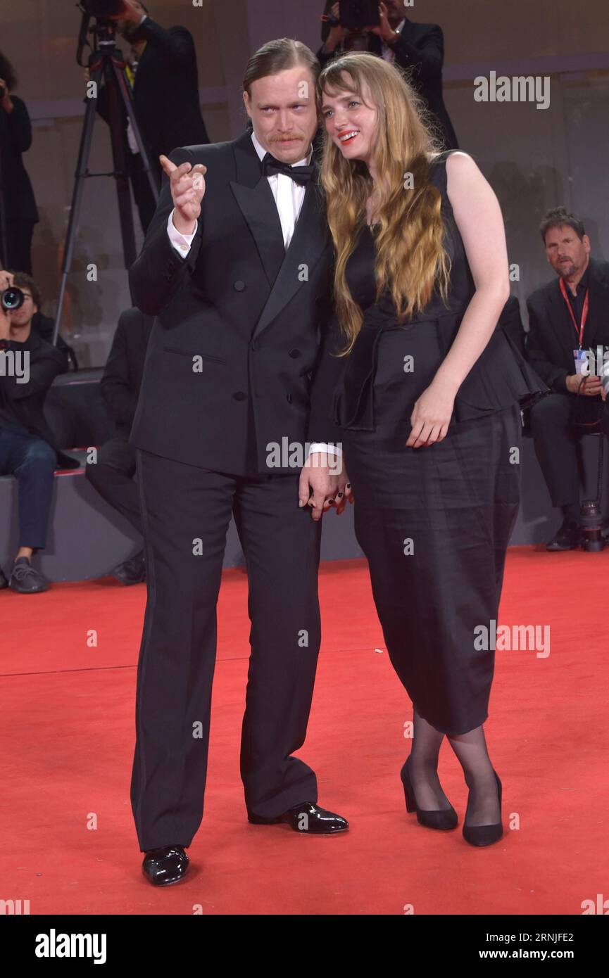 Venise, Italie. 31 août 2023. VENISE, ITALIE - 01 SEPTEMBRE : Caleb Landry Jones et Katya Zvereva assistent à un tapis rouge pour le film 'Dogman' au 80e Festival International du film de Venise le 31 août 2023 à Venise, en Italie. Crédit : dpa/Alamy Live News Banque D'Images