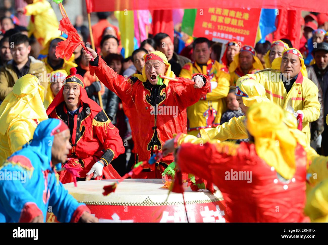 (170122) -- XI AN, 21 janvier 2017 -- des villageois participent à un concours traditionnel de gong et de tambours pour célébrer le nouvel an chinois dans le district de Lintong de Xi an, capitale de la province du Shaanxi au nord-ouest de la Chine, le 21 janvier 2017. Plus de 300 villageois de sept villages du district ont assisté à l'événement samedi. (wx) CHINA-XI AN-GONG AND DRUM-CONTEST (CN) ShaoxRui PUBLICATIONxNOTxINxCHN Xi à Jan 21 2017 les villageois participent à un concours traditionnel de Gong et de tambour pour célébrer le nouvel an chinois dans le district de Lintong de Xi à la capitale du nord-ouest de la Chine S Shaanxi province Jan 21 2017 Mo Banque D'Images