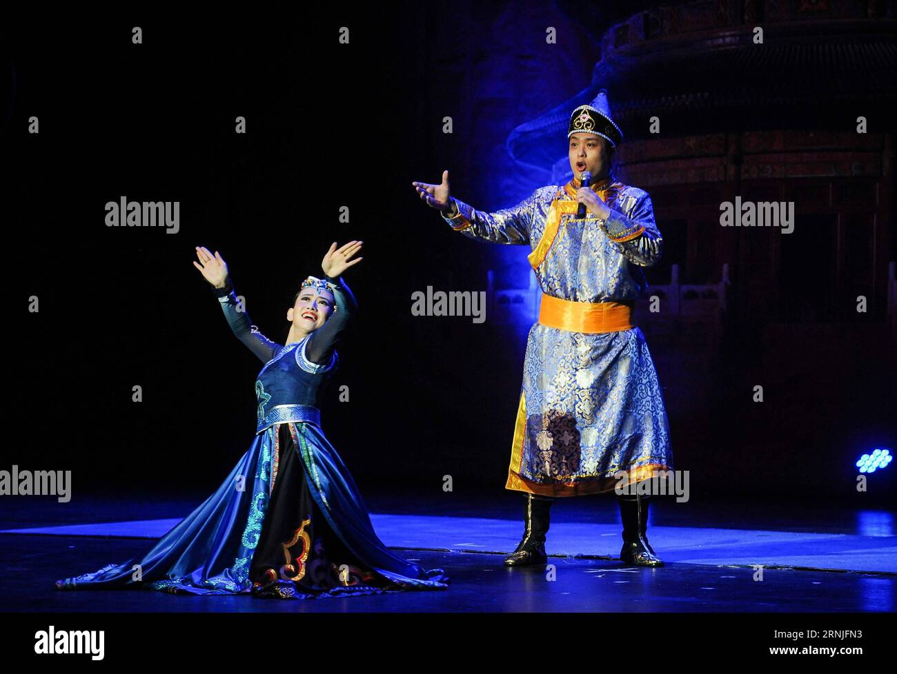 (170122) -- LOS ANGELES, 21 janvier 2017 -- des artistes chantent et dansent pendant le joyeux nouvel an chinois, charmant événement de Pékin pour célébrer le prochain nouvel an lunaire chinois à Beverly Hills, Los Angeles, États-Unis, le 21 janvier 2017.) (zw) U.S.-BEVERLY HILLS-CHINA-LUNAR NOUVEL AN-PERFORMANCE ZhangxChaoqun PUBLICATIONxNOTxINxCHN Los Angeles Jan 21 2017 artistes chanter et danser pendant le joyeux nouvel an chinois CHARMANT Beijing événement pour célébrer le prochain nouvel an lunaire chinois à Beverly Hills Los Angeles États-Unis Jan 21 2017 ZW U S Beverly Hills Chine performance lunaire du nouvel an Banque D'Images