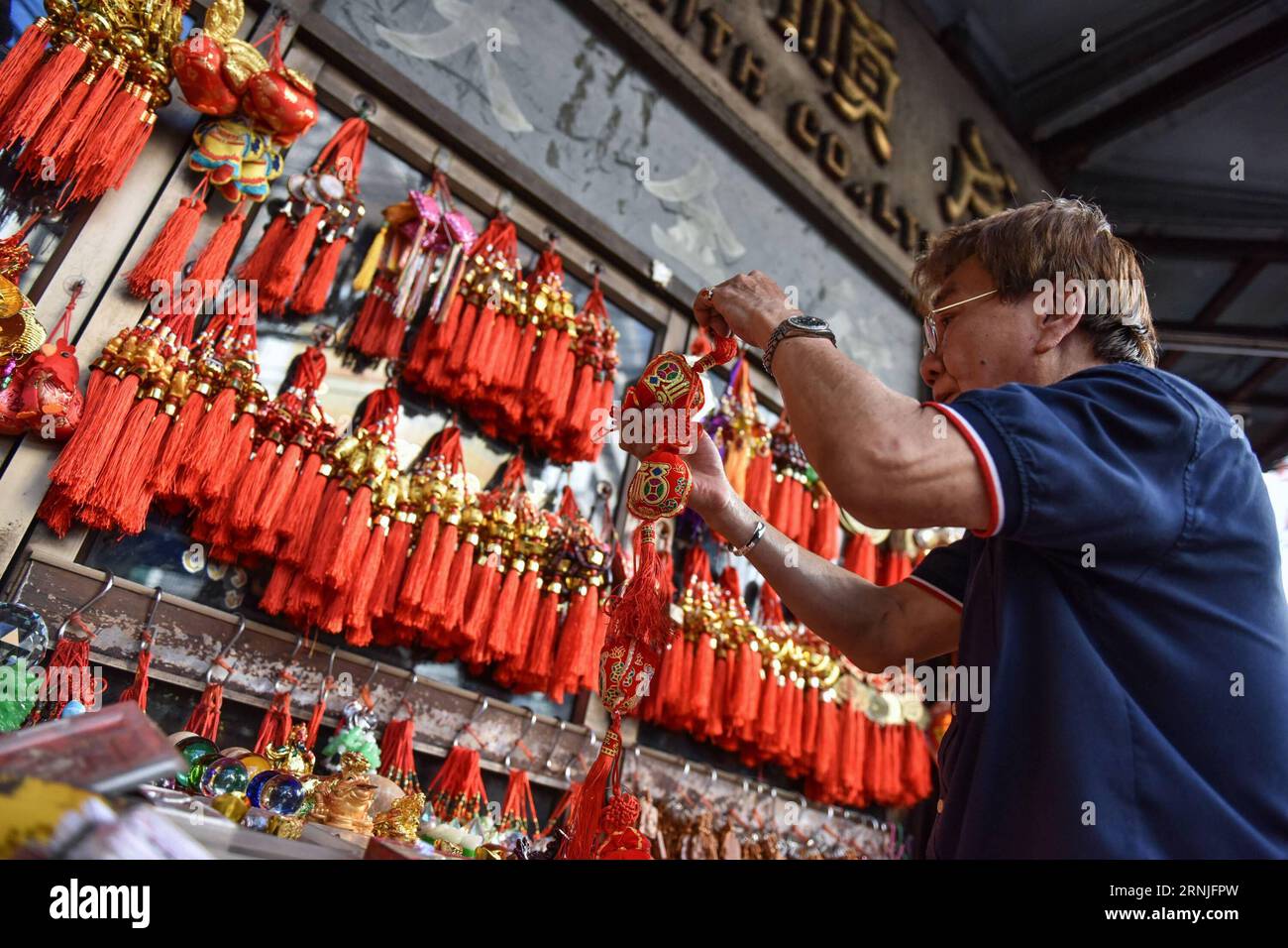 (170122) -- BANGKOK, 22 janvier 2017 -- Un propriétaire de stalle de rue se prépare à vendre des objets décoratifs pour le nouvel an lunaire chinois à venir dans le Chinatown de Bangkok, Thaïlande, le 22 janvier 2017. Les ventes de décorations festives dans le Chinatown de Bangkok ont augmenté à la veille du nouvel an lunaire chinois, qui tombe le 28 janvier 2017. (zw) THAÏLANDE-BANGKOK-CHINATOWN-LUNAR NOUVEL AN-DÉCORATION-VENTES LixMangmang PUBLICATIONxNOTxINxCHN Bangkok Jan 22 2017 un propriétaire de rue stable se prépare à vendre des articles décoratifs pour le prochain nouvel an lunaire chinois dans la ville chinoise de Bangkok Thai Country Jan 2 Banque D'Images