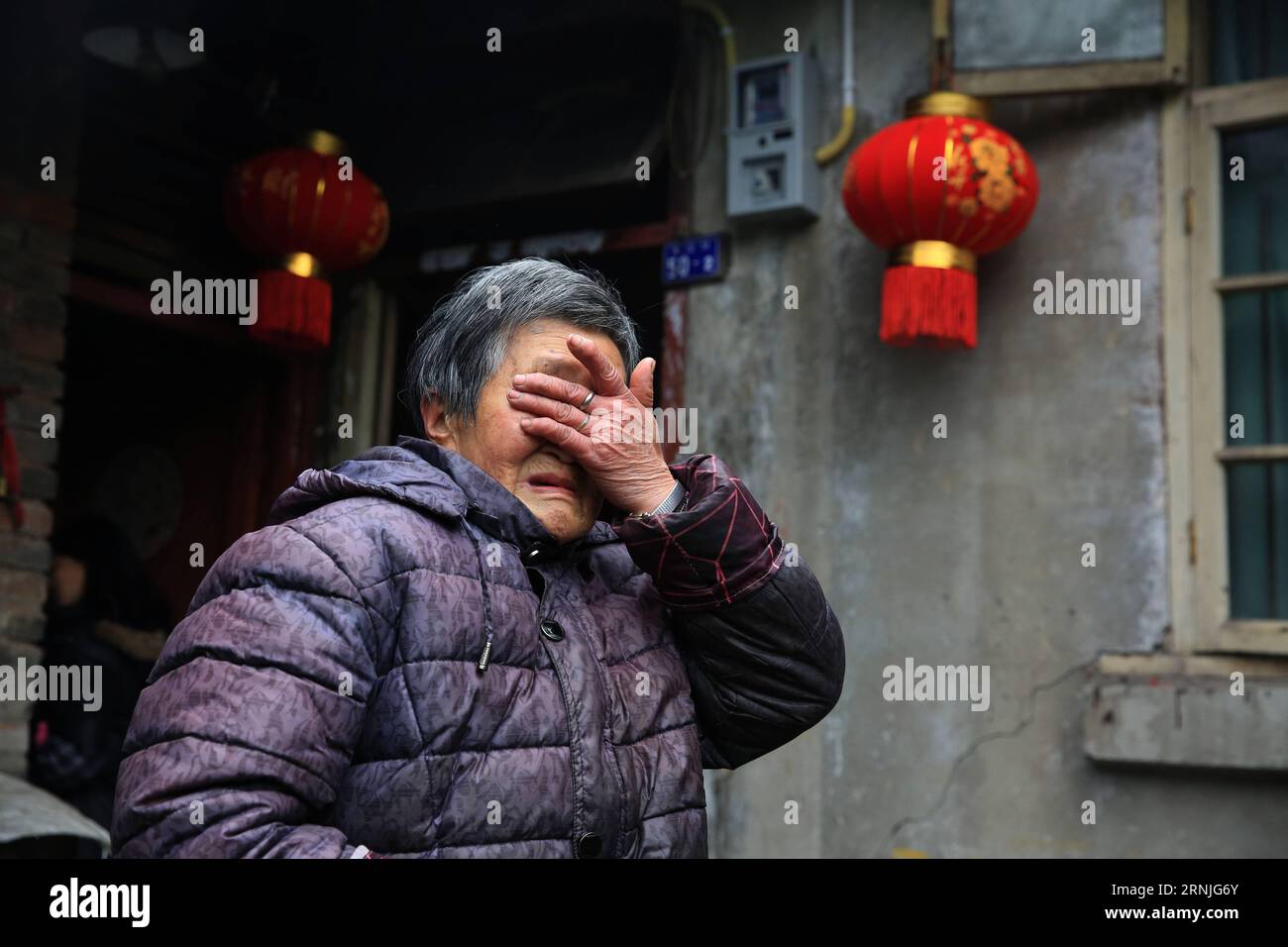 Liu Huiying émeut les larmes alors que des volontaires viennent l’accompagner chez elle à Chongqing, dans le sud-ouest de la Chine, le 23 janvier 2017. Lundi, des bénévoles ont rendu visite à Liu Huiying, une femme âgée qui vit seule, et ont eu un repas de réunion de famille avec elle dans le cadre du festival Time for Spring. (wf) CHINA-CHONGQING-SPRING FESTIVAL-VOLUNTEER (CN) QinxTingfu PUBLICATIONxNOTxINxCHN Liu Huiying se déplace aux larmes alors que des volontaires viennent l'accompagner À la maison à Chongqing Sud-Ouest de la Chine Jan 23 2017 des volontaires ont rendu visite lundi à Liu Huiying à une femme âgée qui vit seule et a pris un repas de réunion de famille avec elle SPRI Banque D'Images