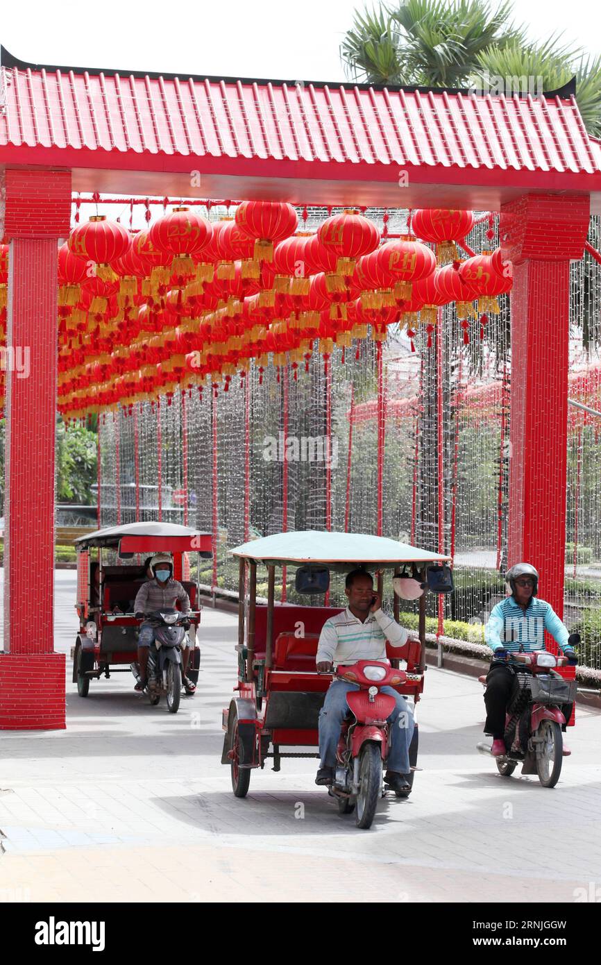 (170125) -- PHNOM PENH, 25 janvier 2017 -- une photo prise le 25 janvier 2017 montre des lanternes chinoises au-dessus d'une rue à Phnom Penh, au Cambodge. Les Cambodgiens d’origine chinoise se sont préparés à célébrer le nouvel an lunaire chinois, l’année du coq, qui tombe le 28 janvier de cette année. )(YY) CAMBODGE-PHNOM PENH-CHINESE-LUNAR NOUVEL AN-CELEBRATION Sovannara PUBLICATIONxNOTxINxCHN Phnom Penh Jan 25 2017 photo prise LE 25 2017 janvier montre des lanternes chinoises au-dessus d'une rue à Phnom Penh Cambodge les Cambodgiens d'origine chinoise se sont préparés à célébrer le nouvel an lunaire chinois l'année du coq Banque D'Images