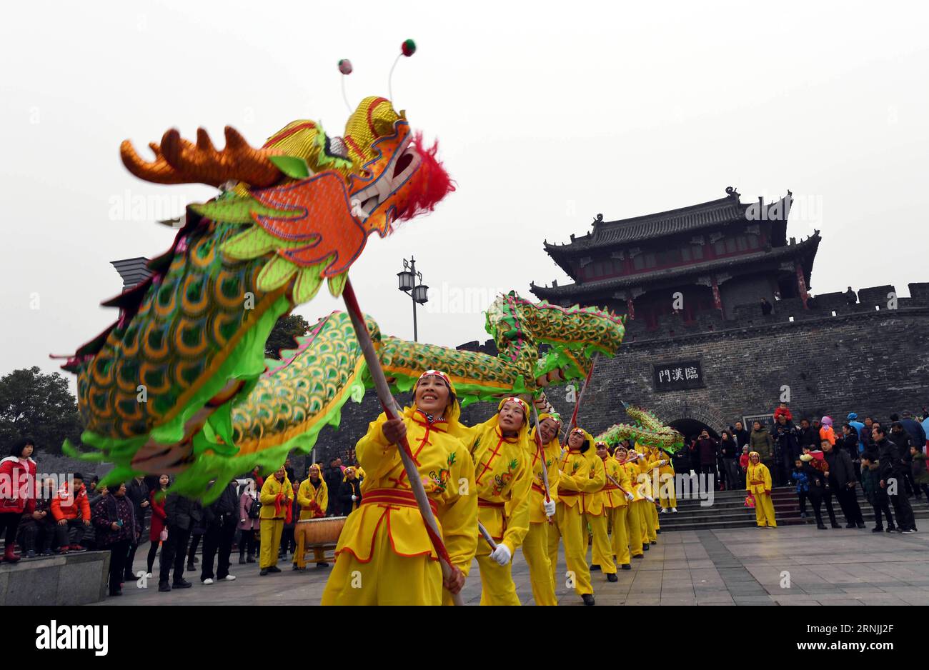 Les gens exécutent la danse du dragon pour célébrer la fête du printemps, ou le nouvel an lunaire chinois, dans la ville de Xiangyang, province du Hubei, en Chine centrale, le 28 janvier 2017. (Ry) CHINA-SPRING FESTIVAL-DRAGON DANCE (CN) AnxFubin PUBLICATIONxNOTxINxCHN des célébrités dansent le dragon pour célébrer la fête du printemps ou le nouvel an lunaire chinois dans la ville de Xiang Yang Chine centrale S province du Hubei Jan 28 2017 Ry China Spring Festival Dragon Dance CN PUBLICATIONxNOTxINxCHN Banque D'Images
